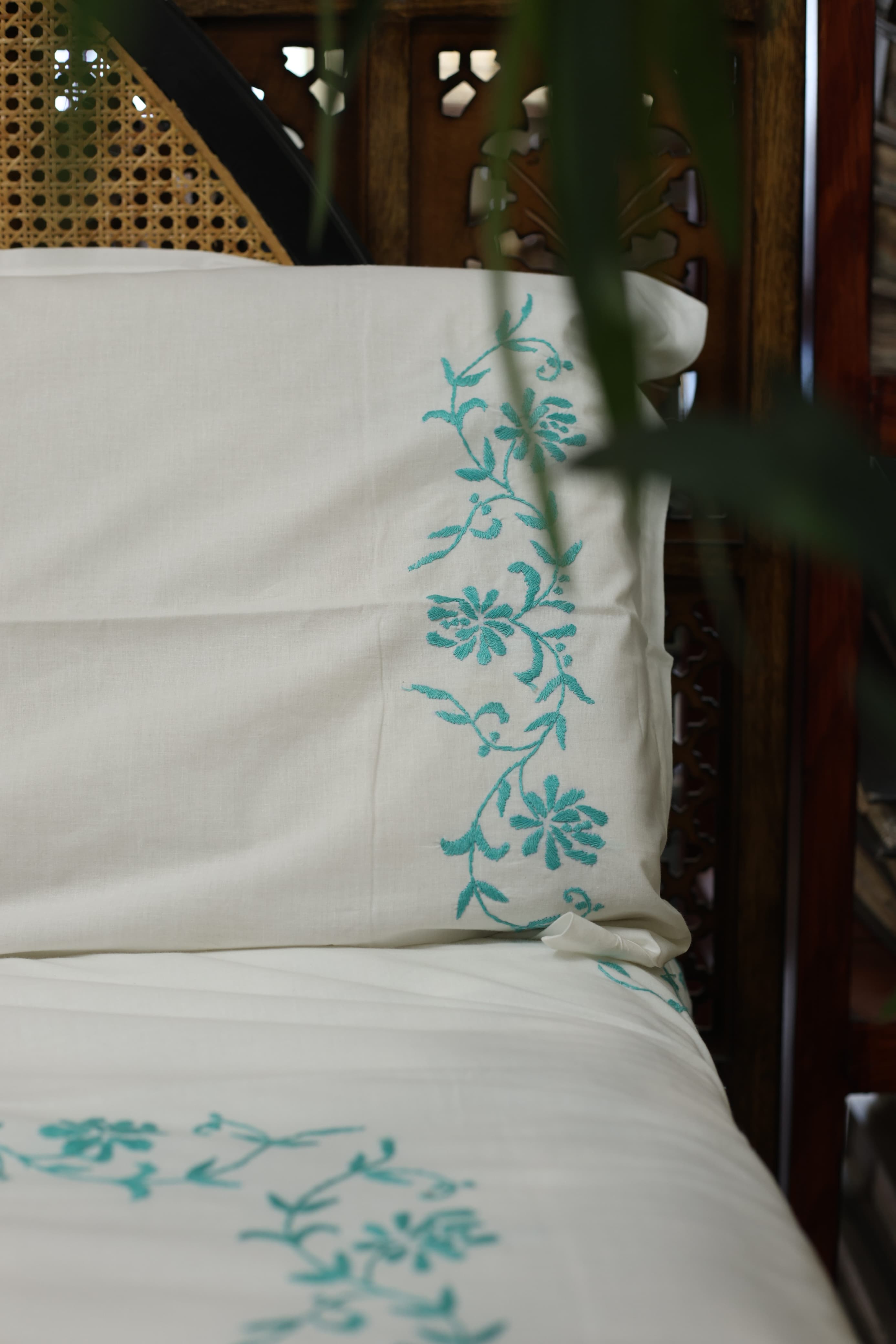 Bedsheets:King premium hand embroidered bedsheets HEK