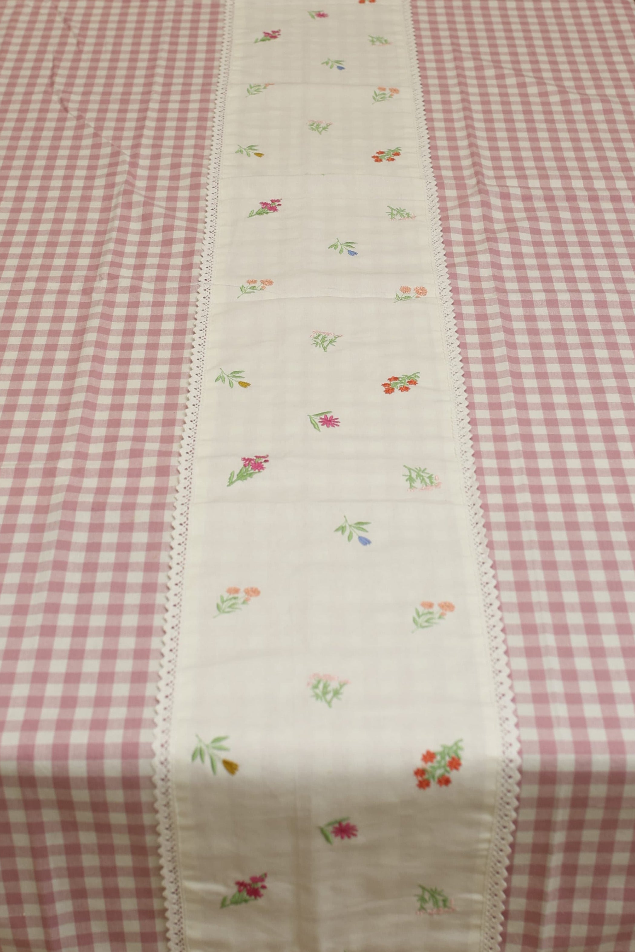 Table cloth - Check embroidery (6 Seater - Pink)