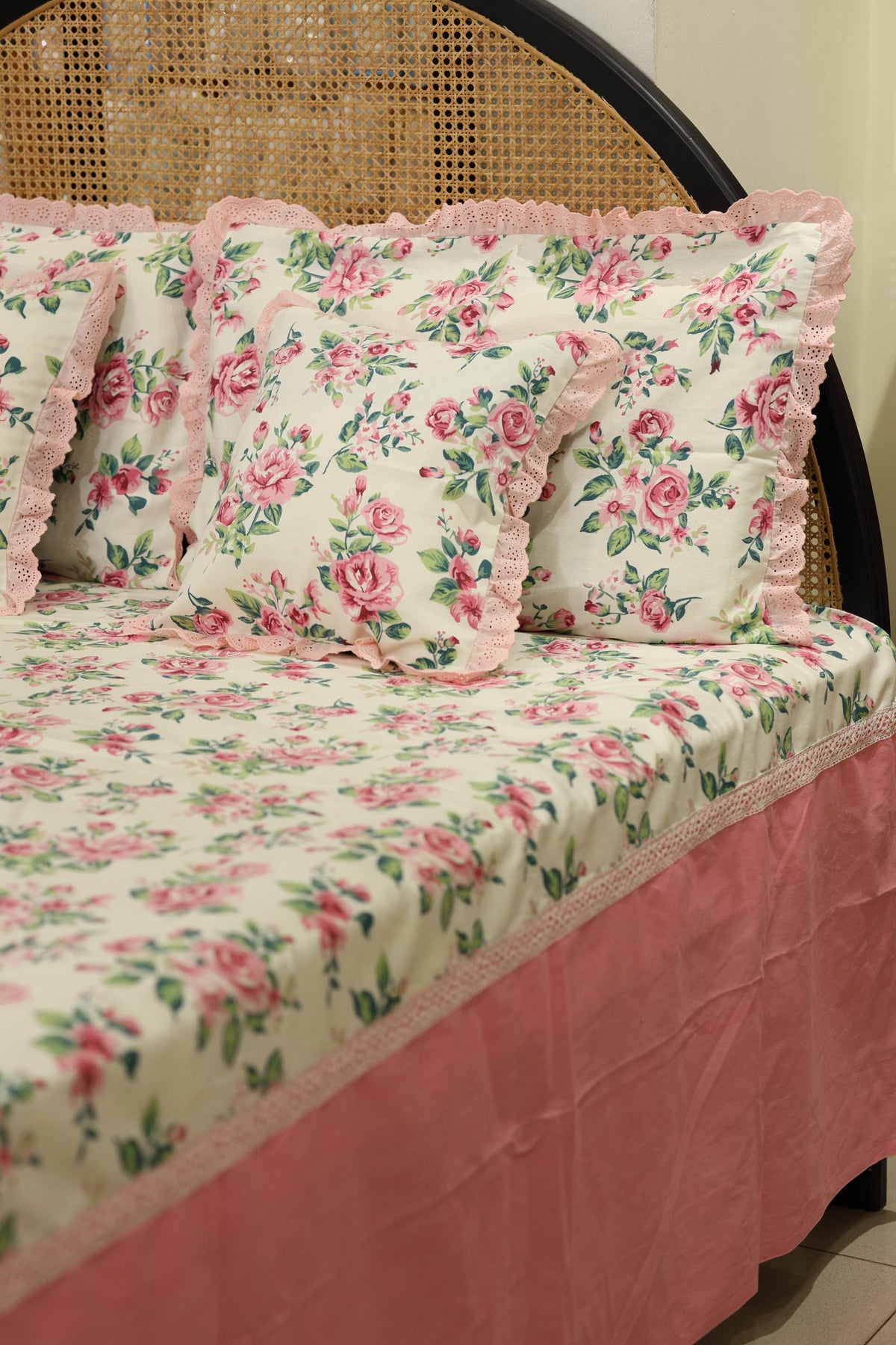 Bedsheets - Premium king floral printed lace bedsheet with cushion covers rose bud
