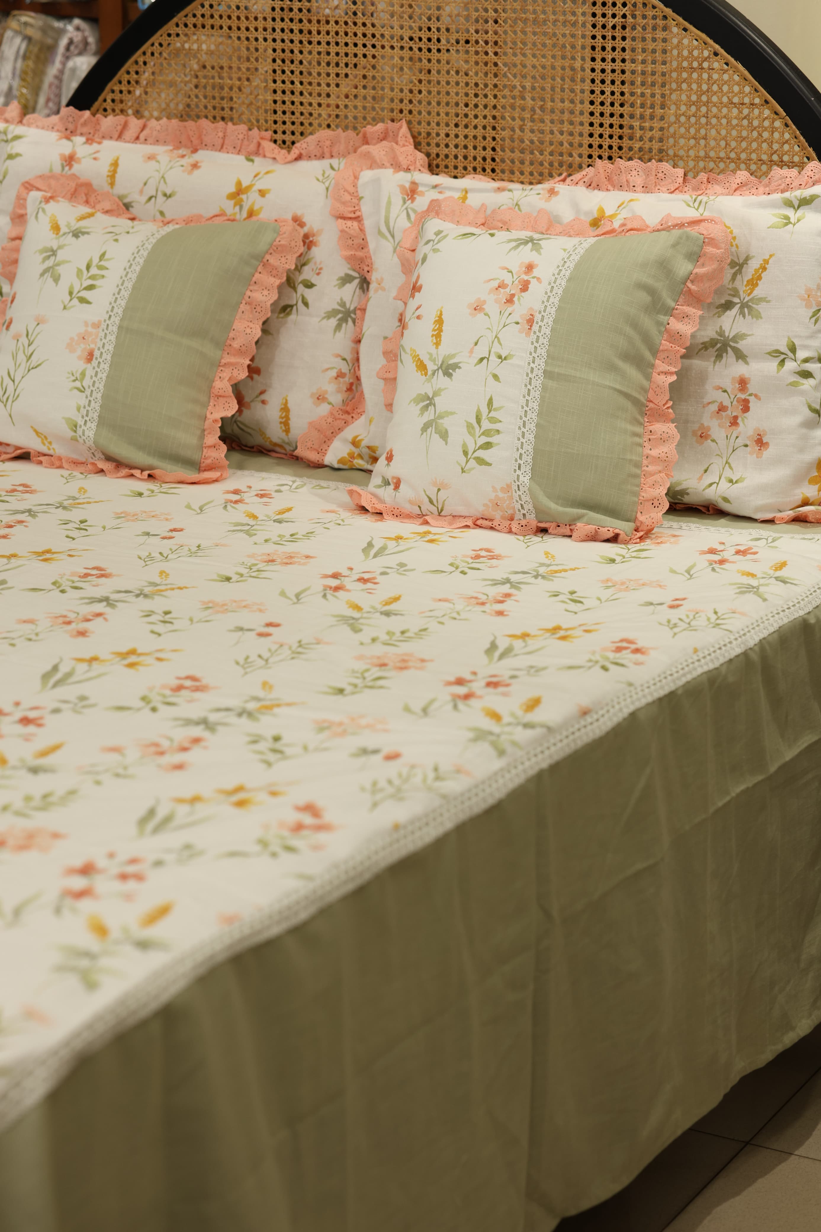 Bedsheets - Premium king floral printed lace bedsheet with cushion covers bud
