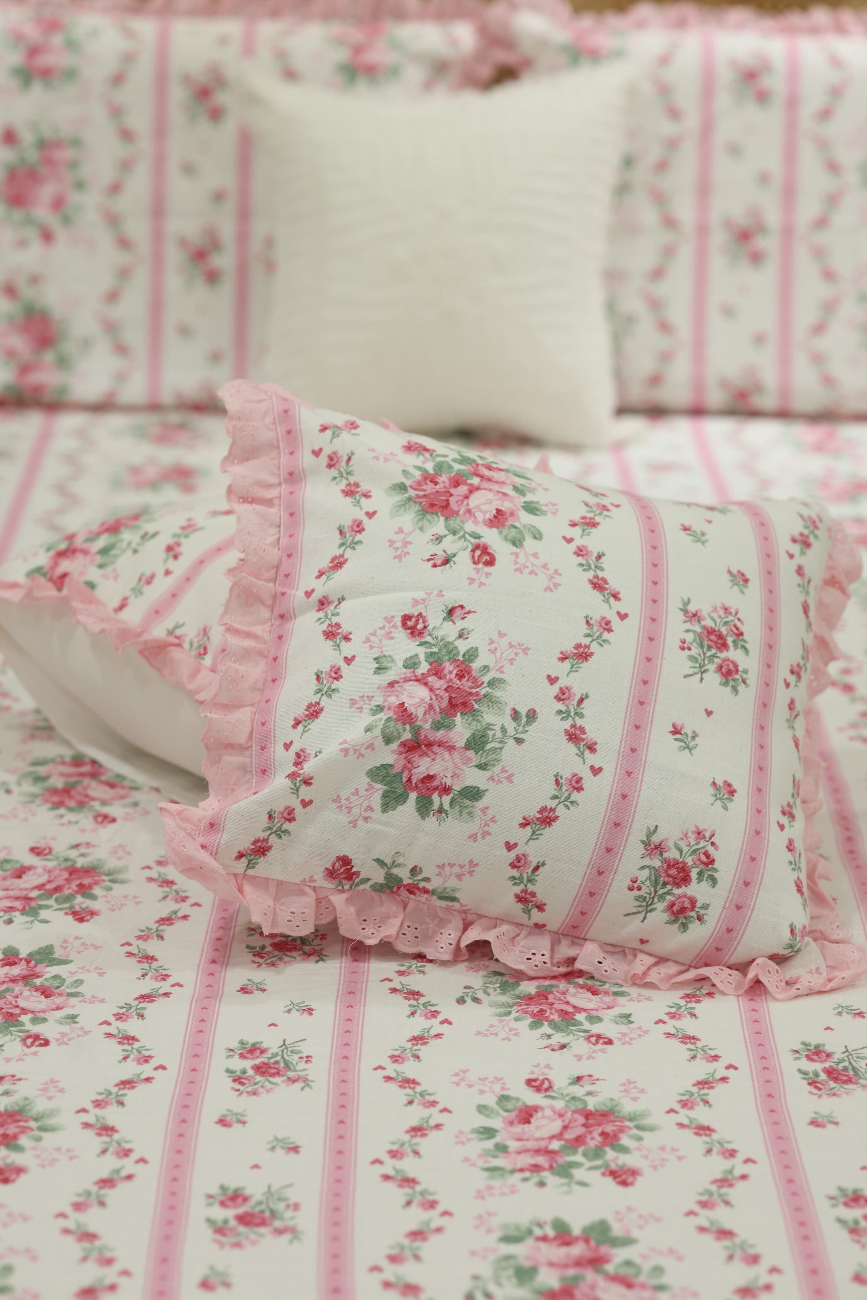 Bedsheets - Premium Queen floral printed lace bedsheet with cushion covers Rosebud