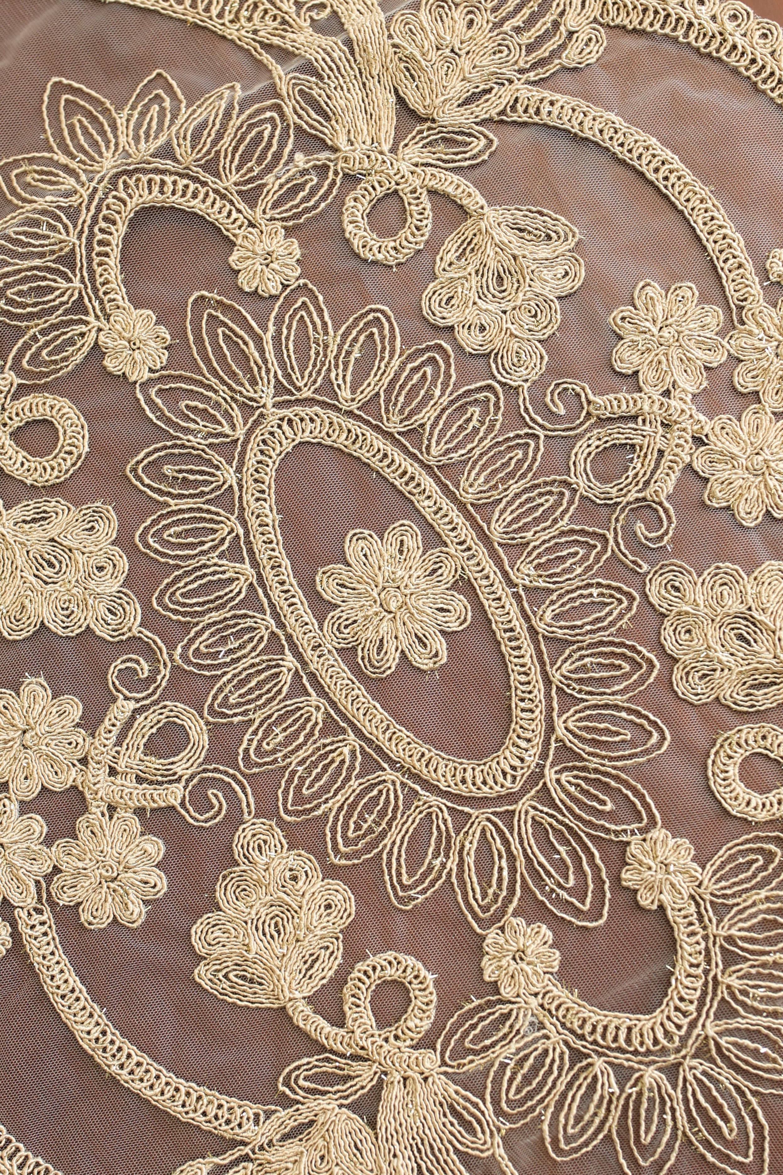 Teapoy Runner - Silky runner / table centre