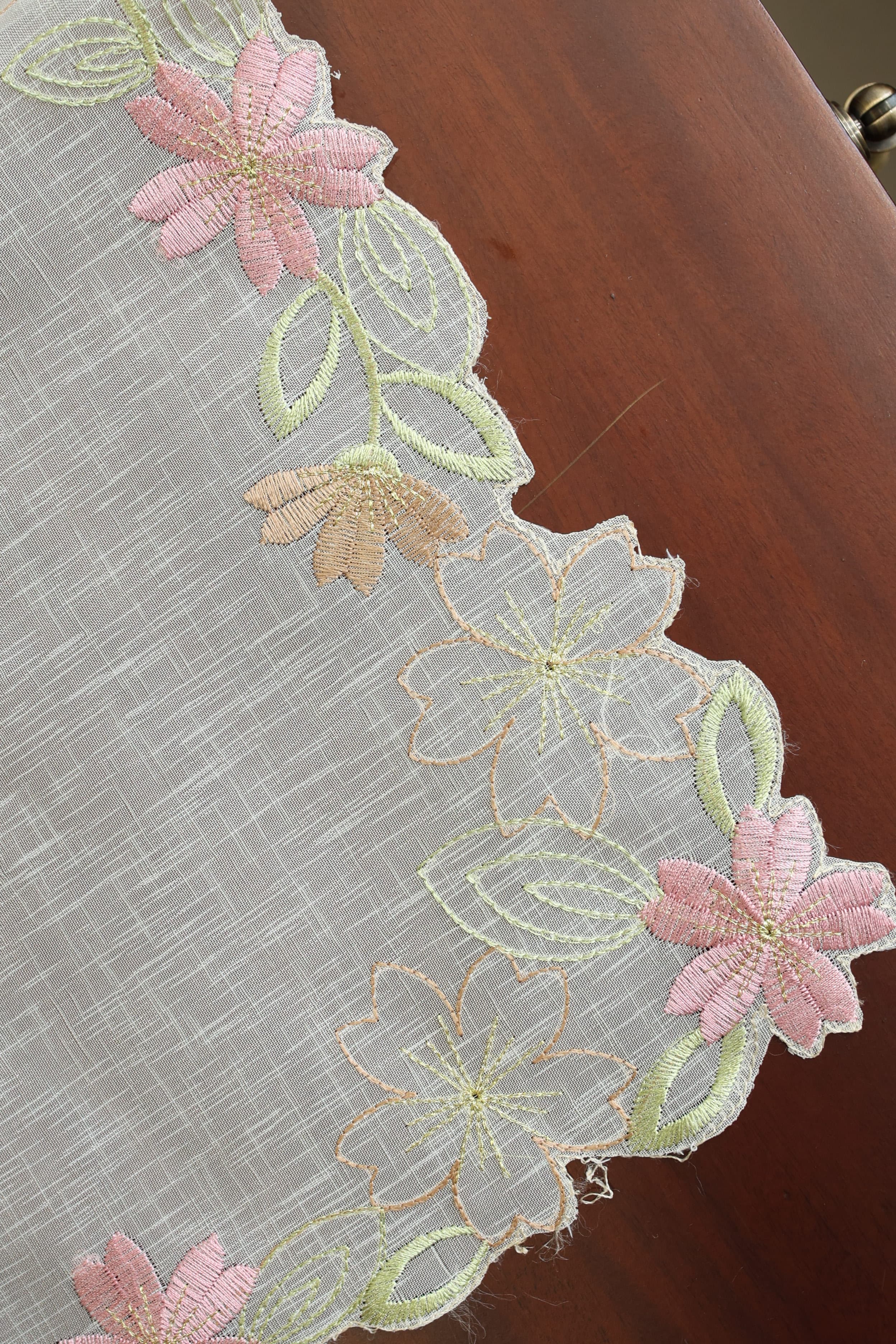 Teapoy Runner - Silky runner / table centre