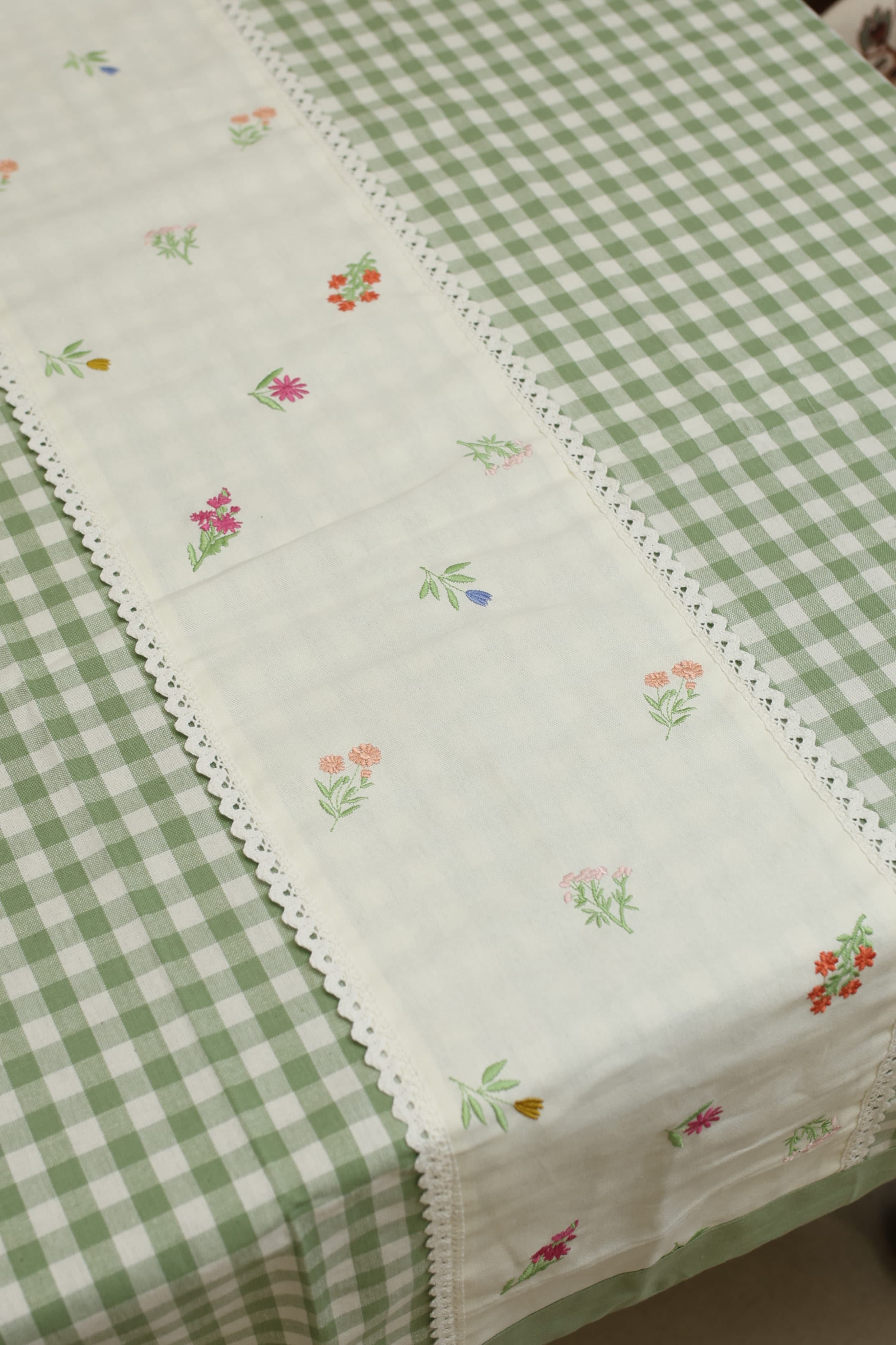 Table cloth - Check embroidery
