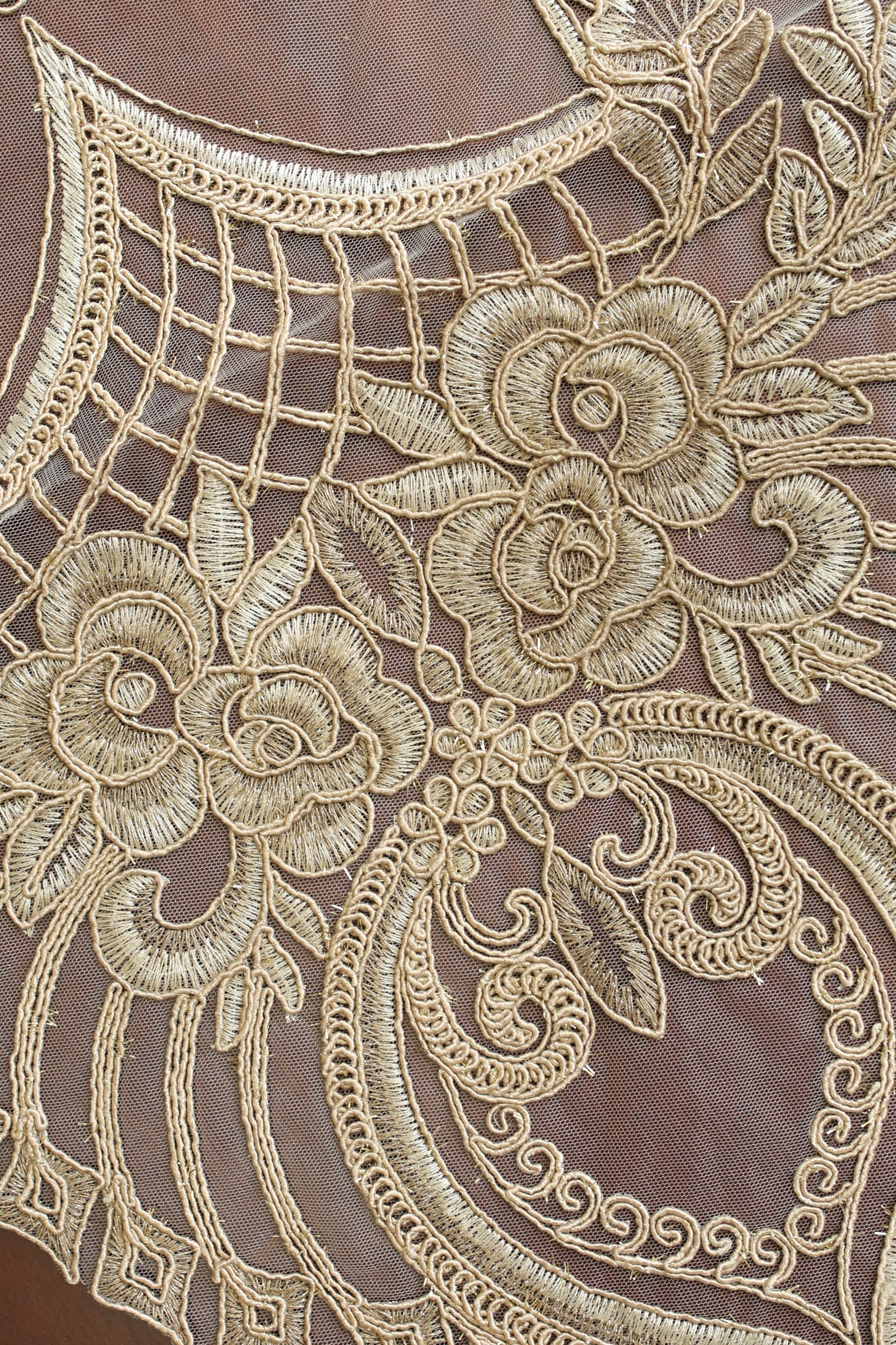 Teapoy Runner - Silky runner / table centre