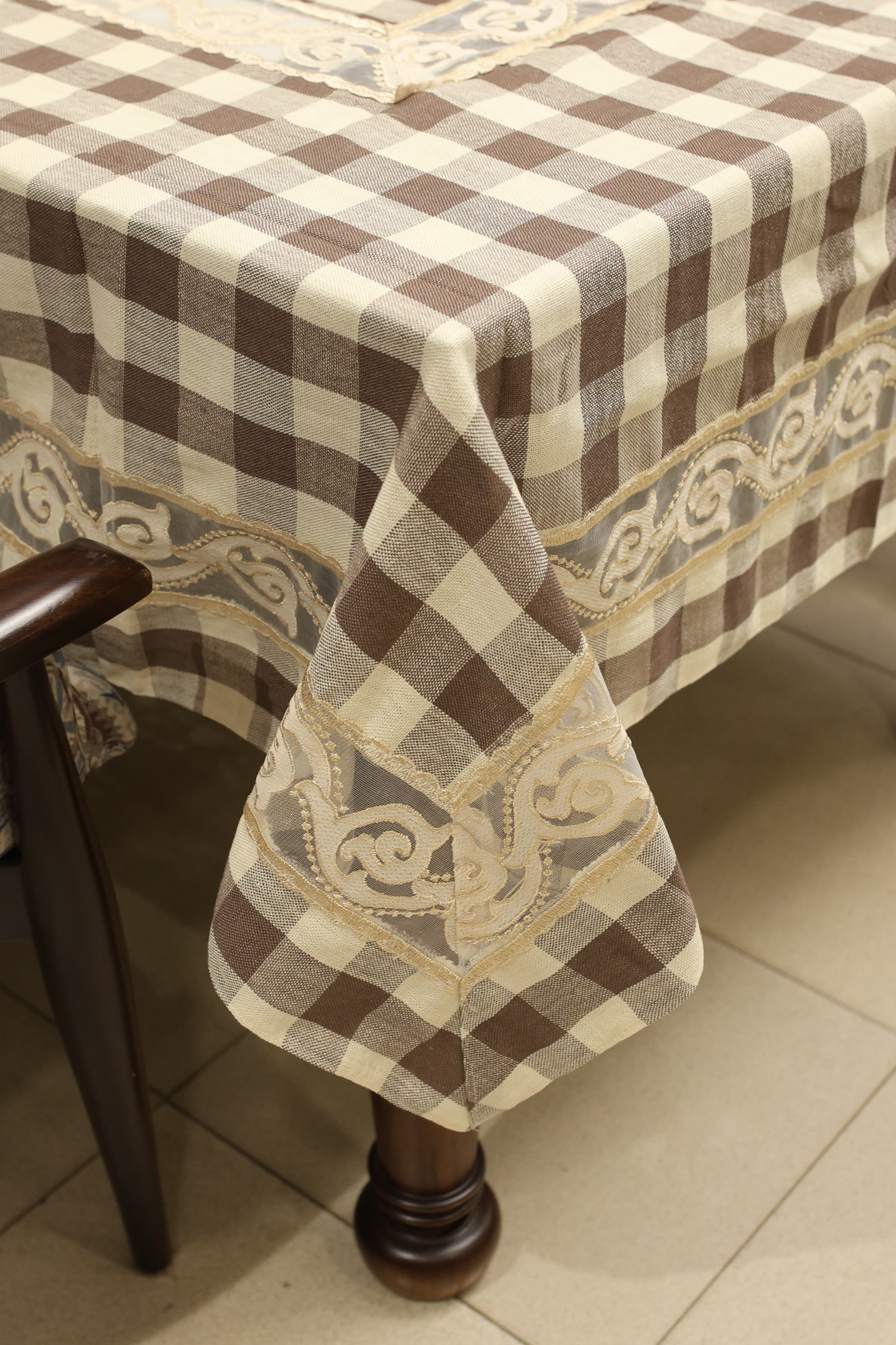 Classic Checkered 6 -Seater Tablecloth with Embroidered Lace Border