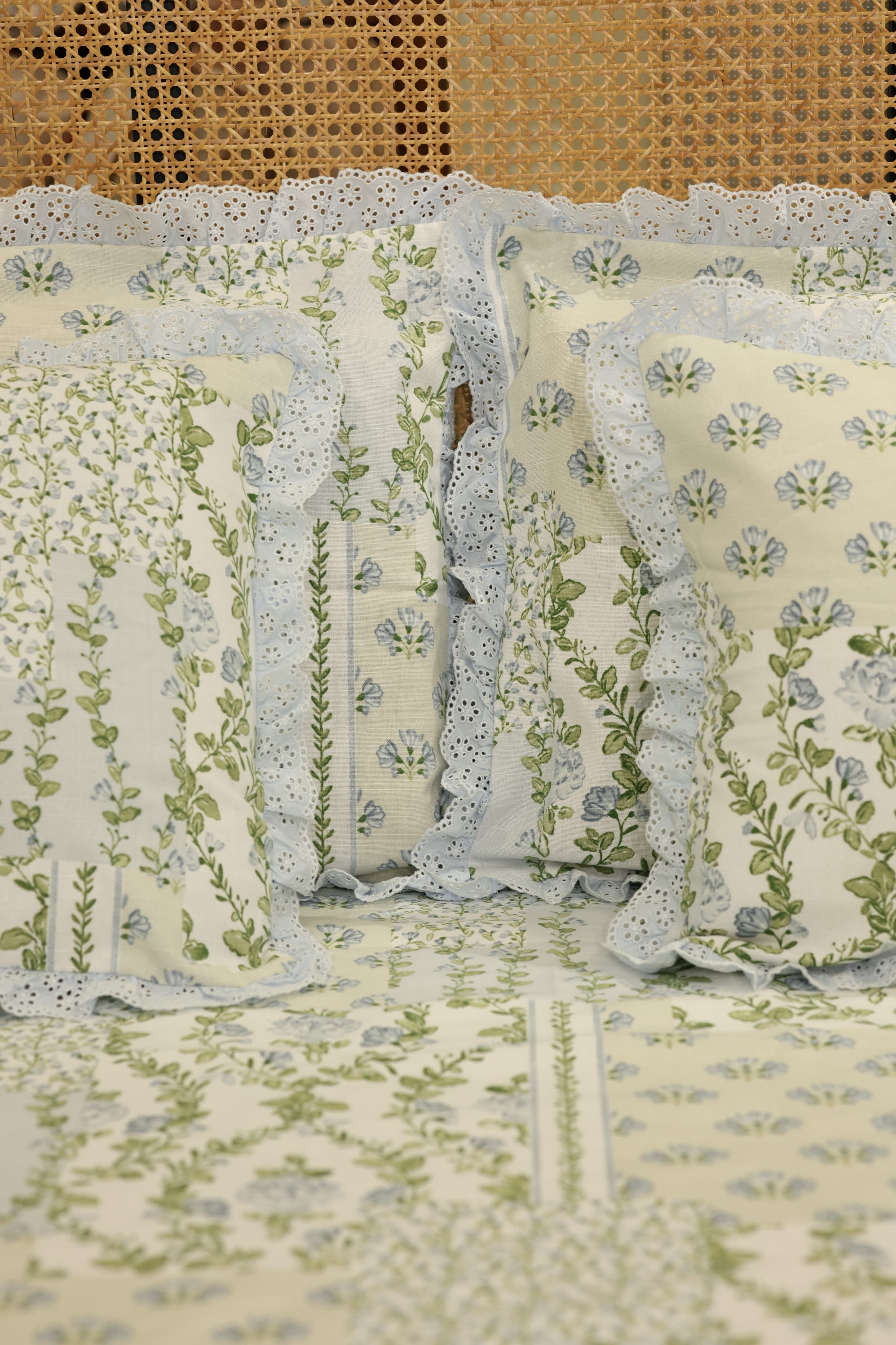 Bedsheets - Premium king floral printed lace bedsheet with cushion covers bud