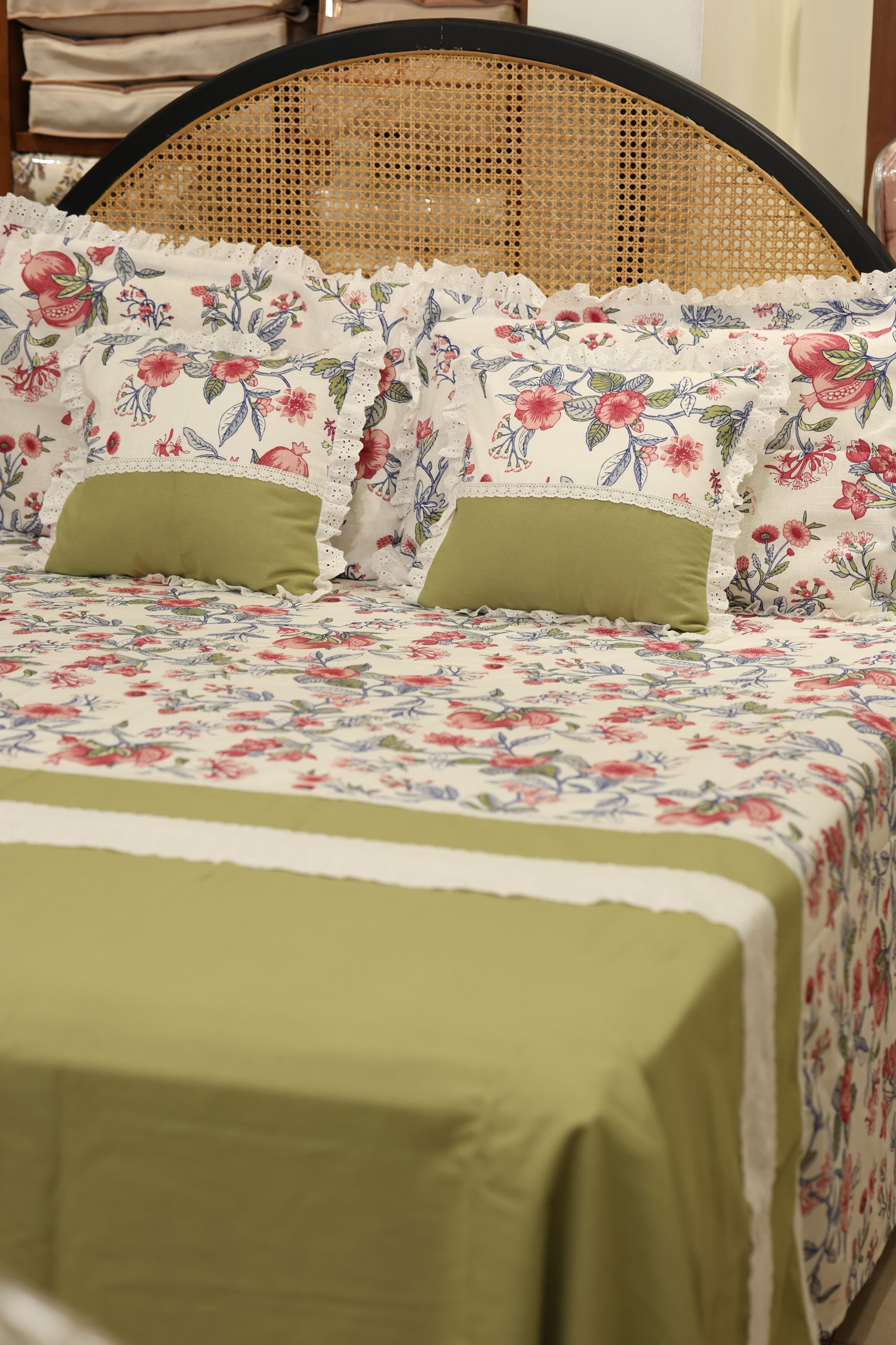 Bedsheets - Premium king floral printed lace bedsheet with cushion covers green bud