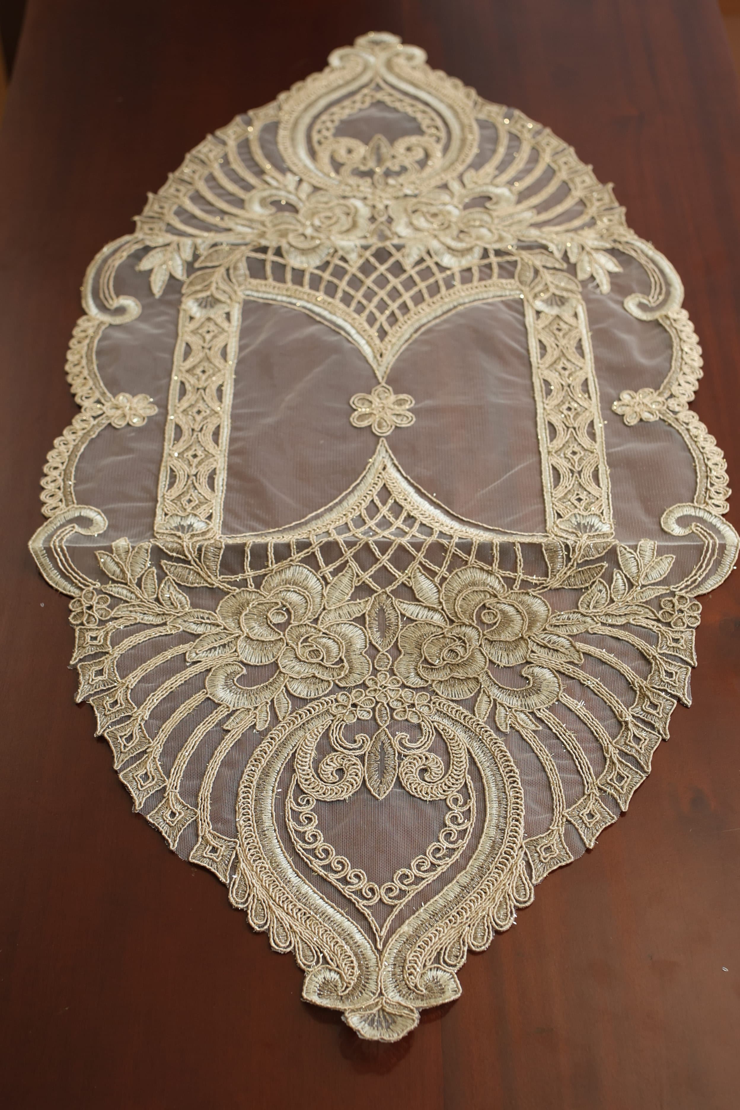 Teapoy Runner - Silky runner / table centre