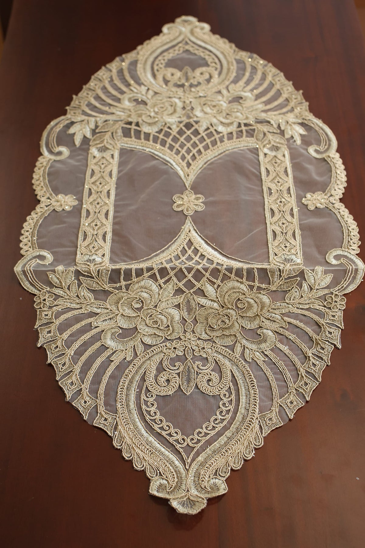 Teapoy Runner - Silky runner / table centre