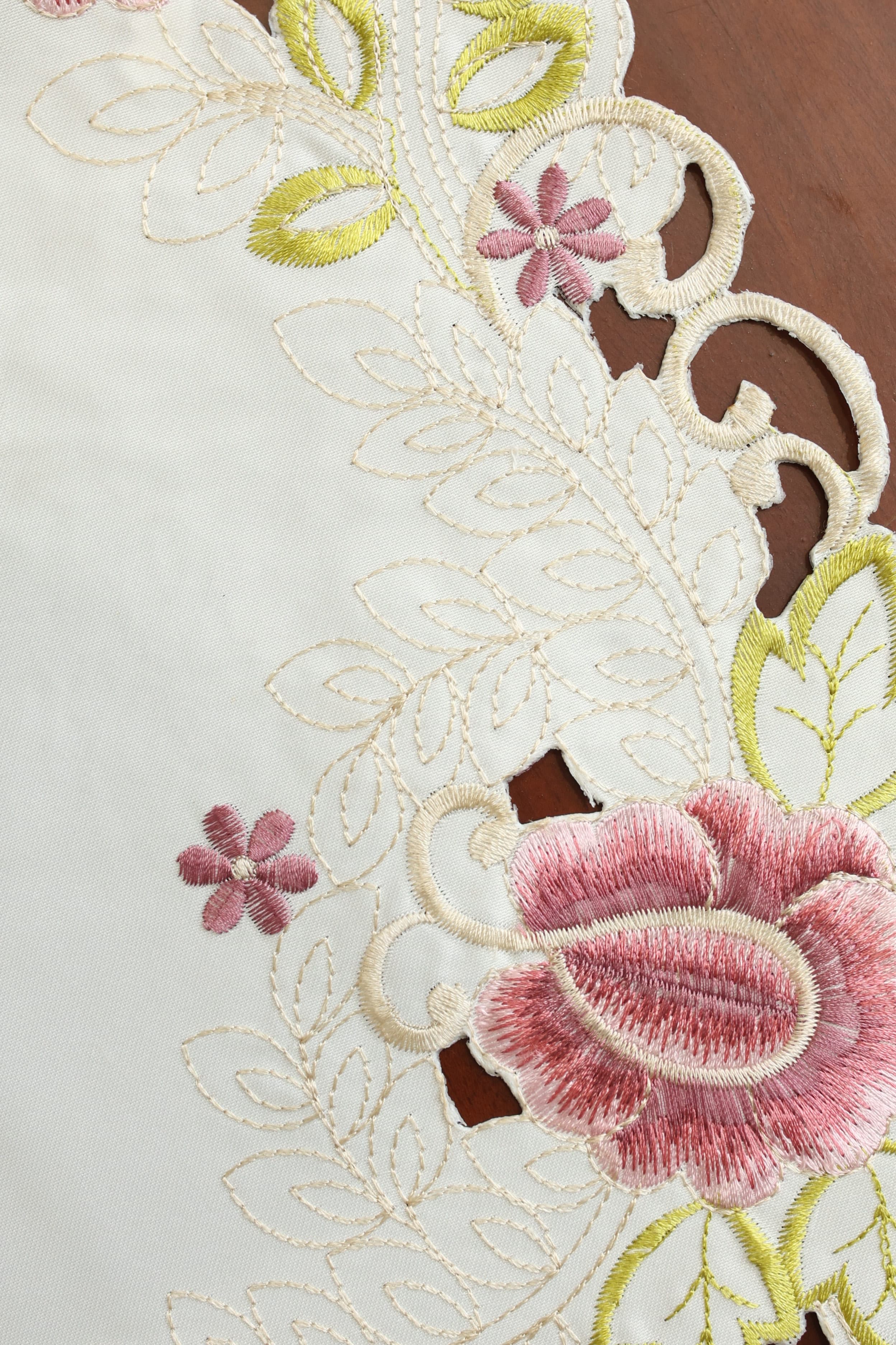 Teapoy Runner - Silky runner / table centre