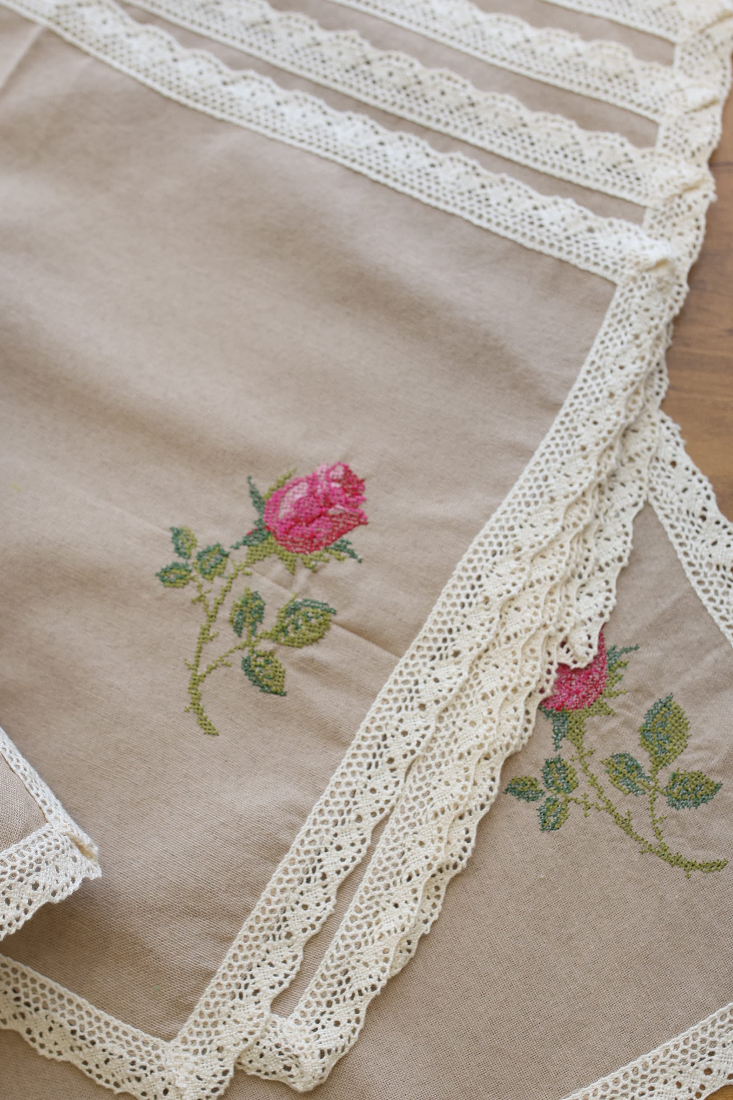 Combo Rose Table Linen Set (Runner, Placemats & Tissue Box Cover)