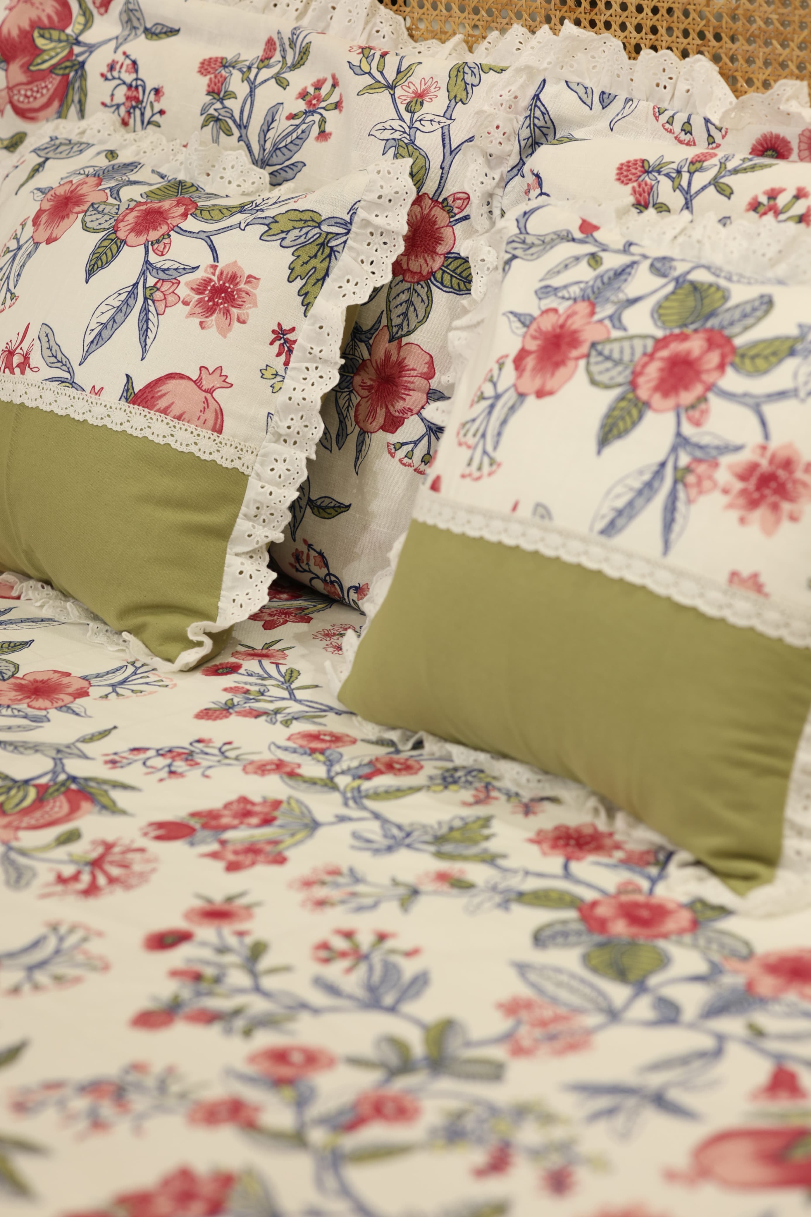 Bedsheets - Premium king floral printed lace bedsheet with cushion covers green bud
