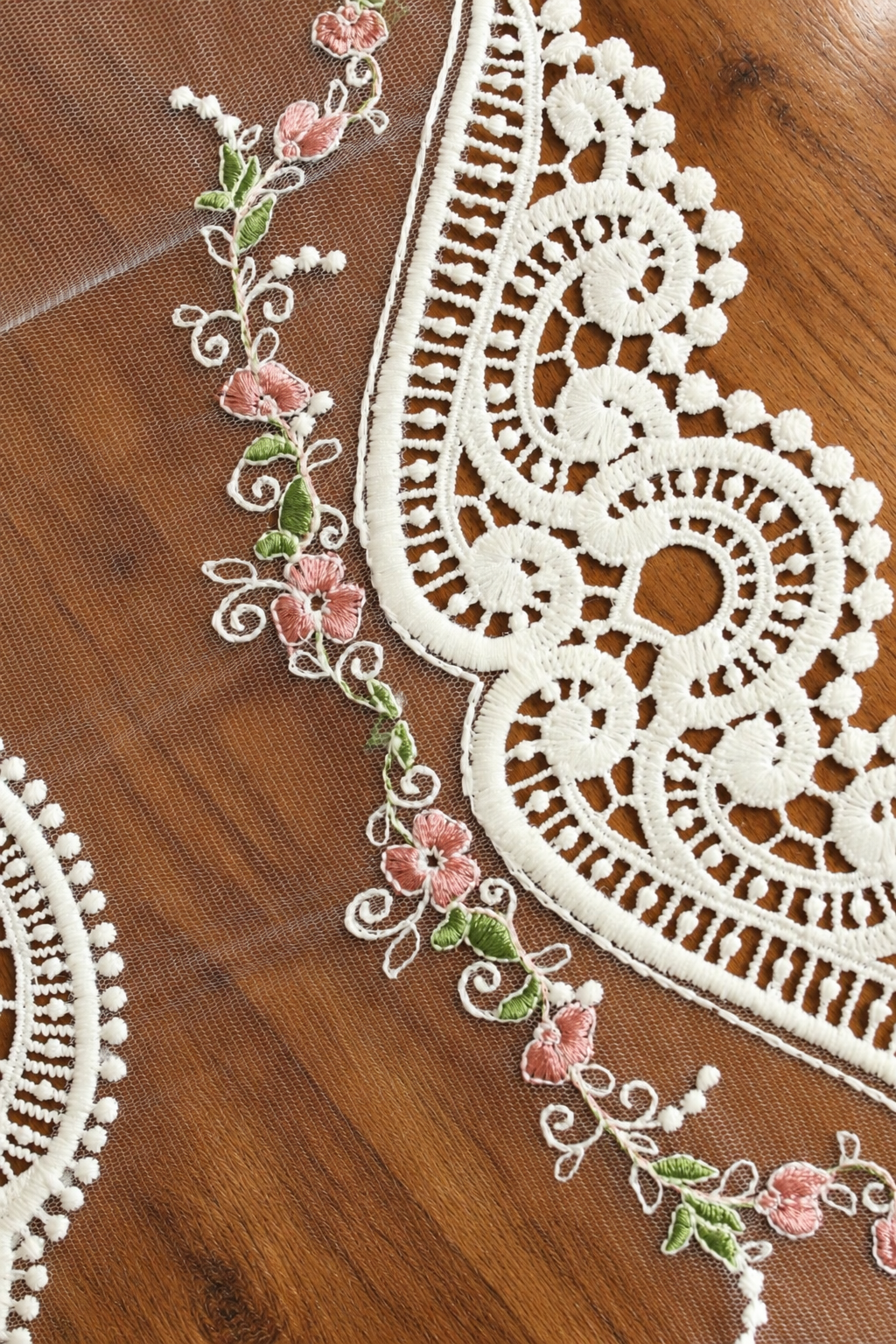 Table Runner - Net embroidery / Table centre