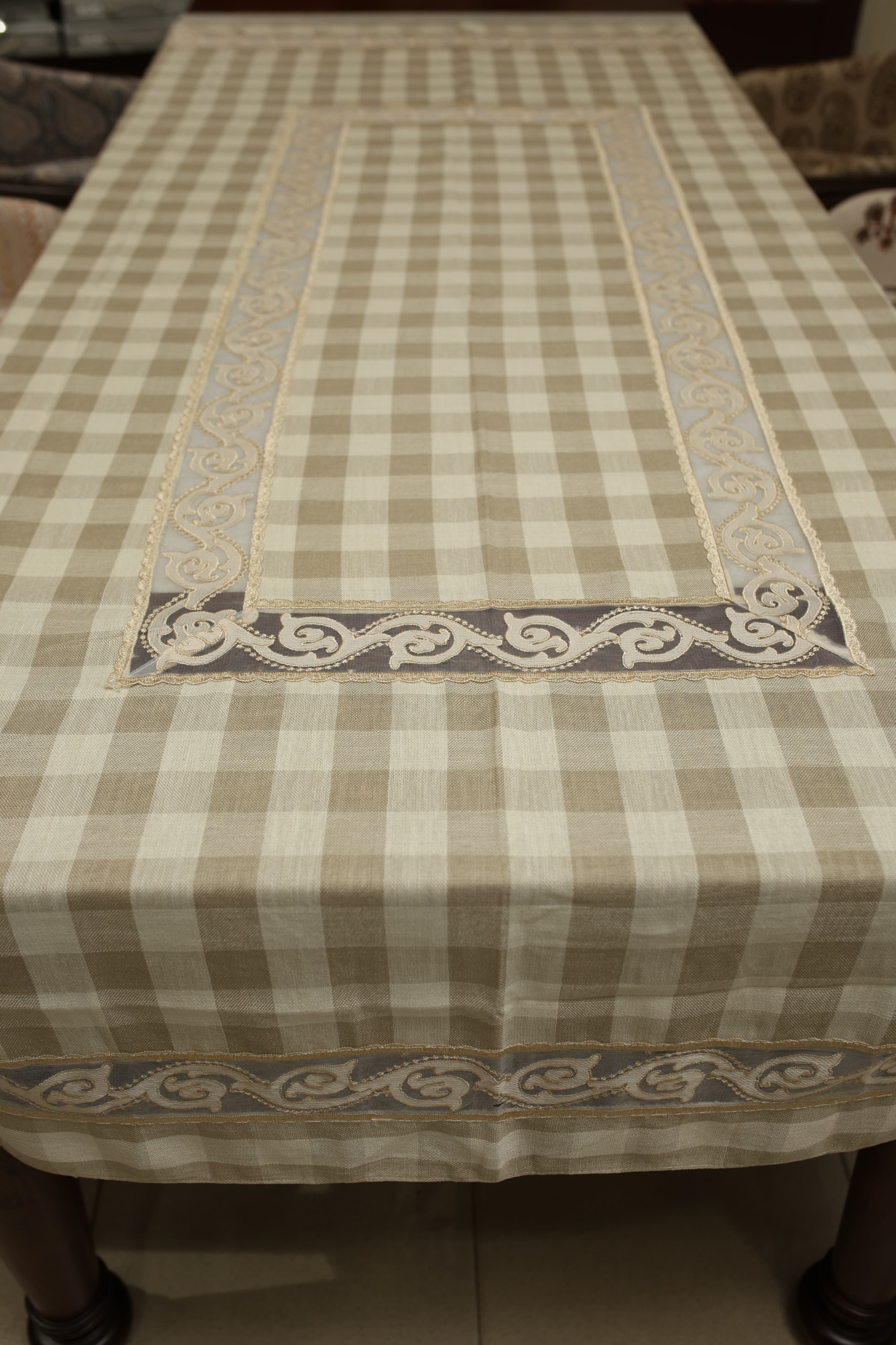 Classic Checkered 6 -Seater Tablecloth with Embroidered Lace Border