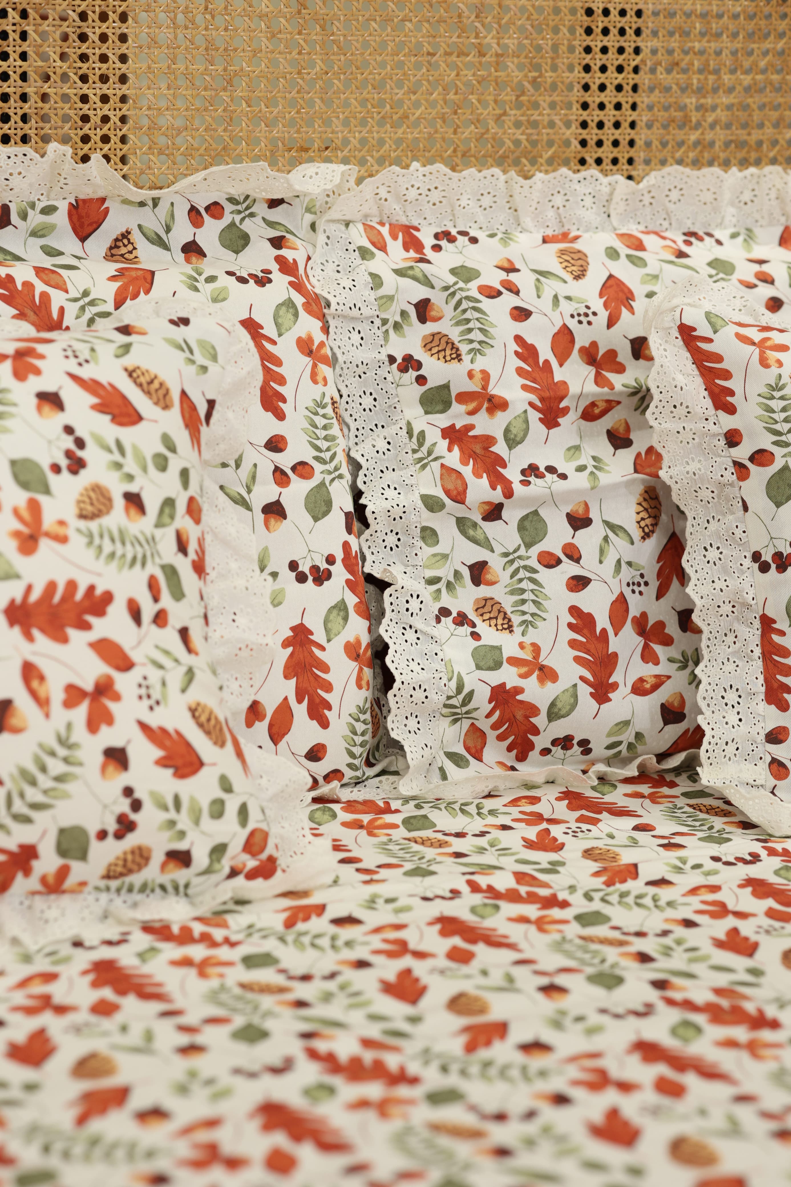 Bedsheets - Premium king floral printed lace bedsheet with cushion covers rose bud