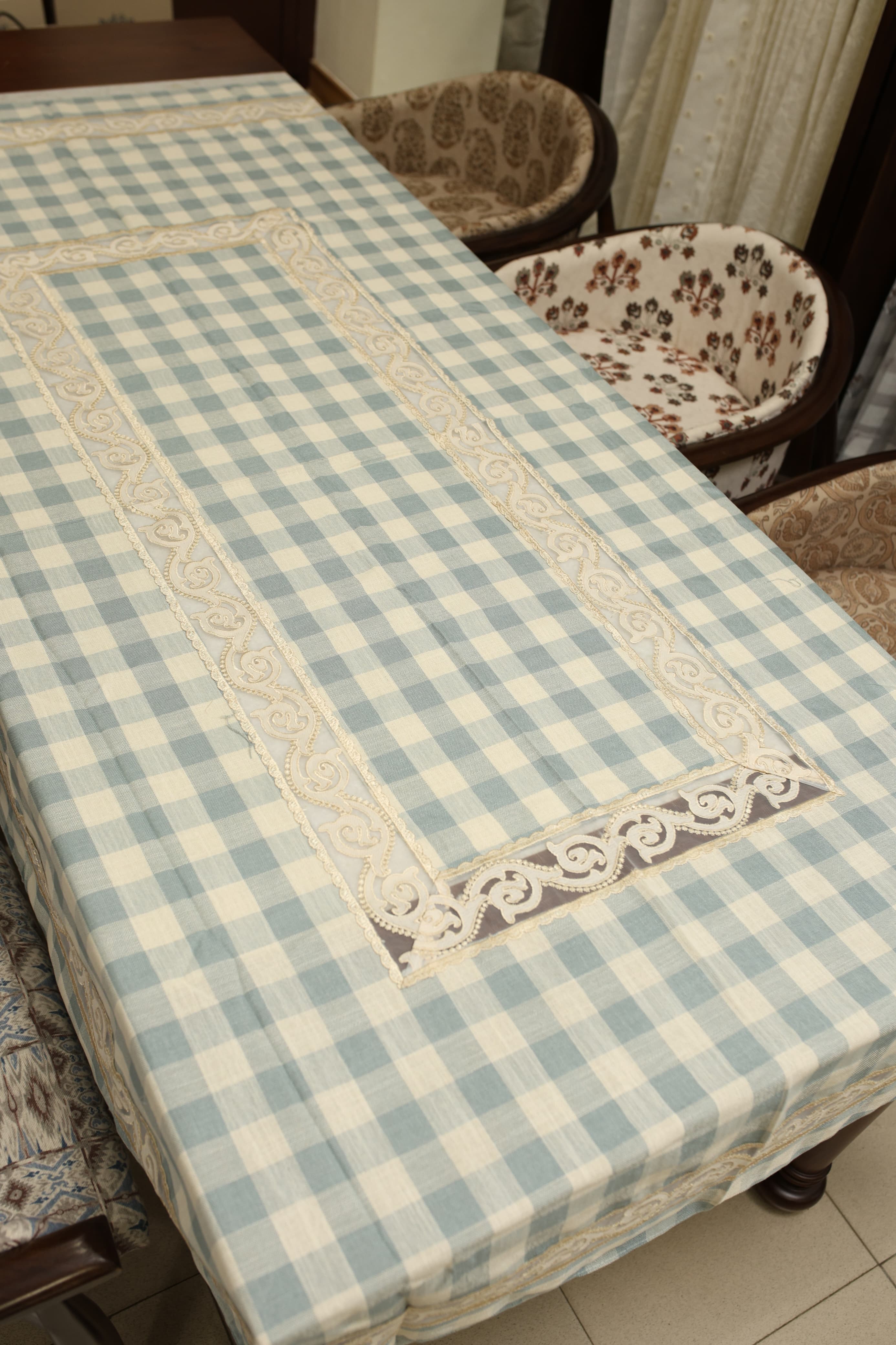 Classic Checkered 6 -Seater Tablecloth with Embroidered Lace Border