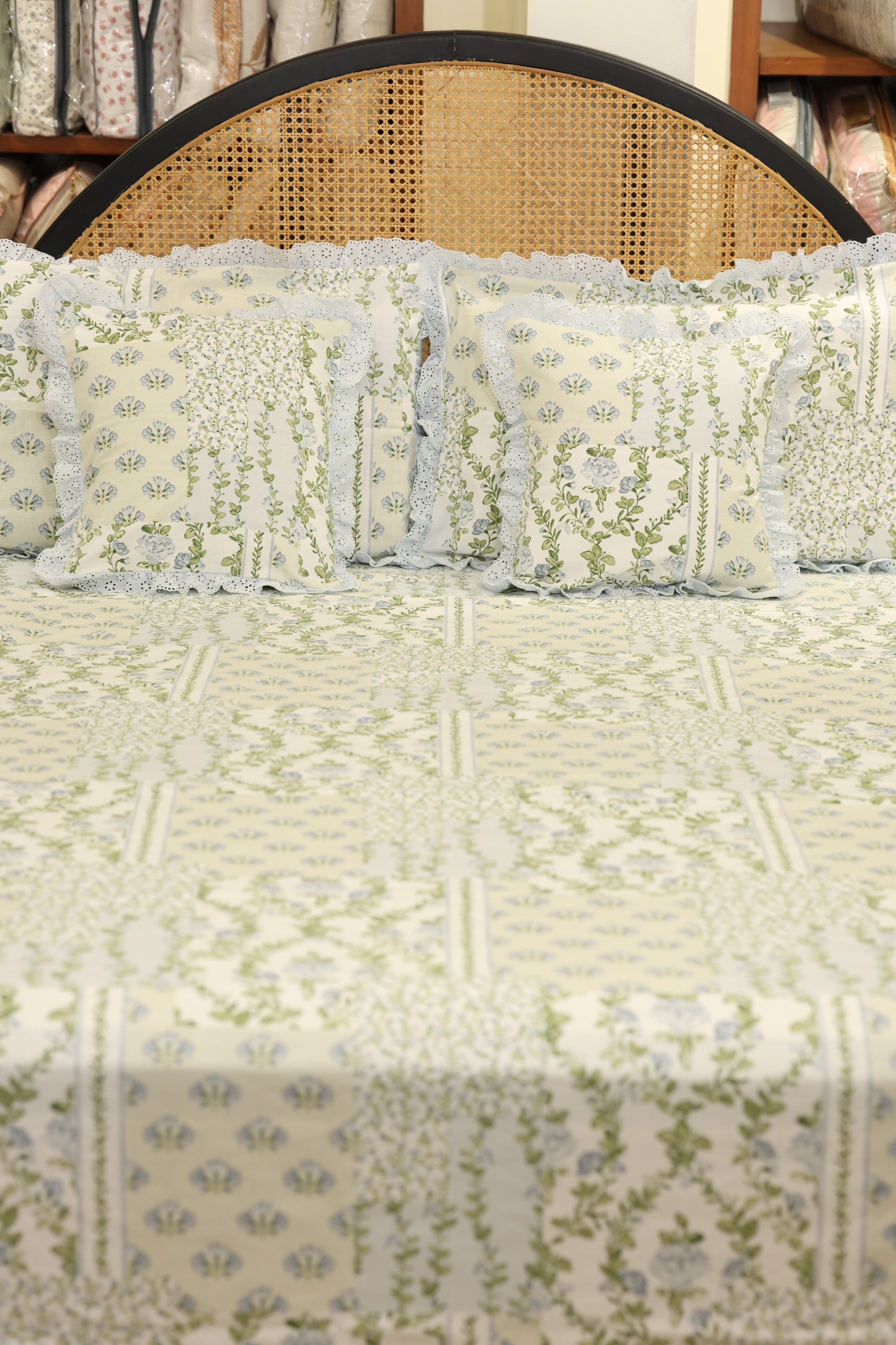 Bedsheets - Premium king floral printed lace bedsheet with cushion covers bud