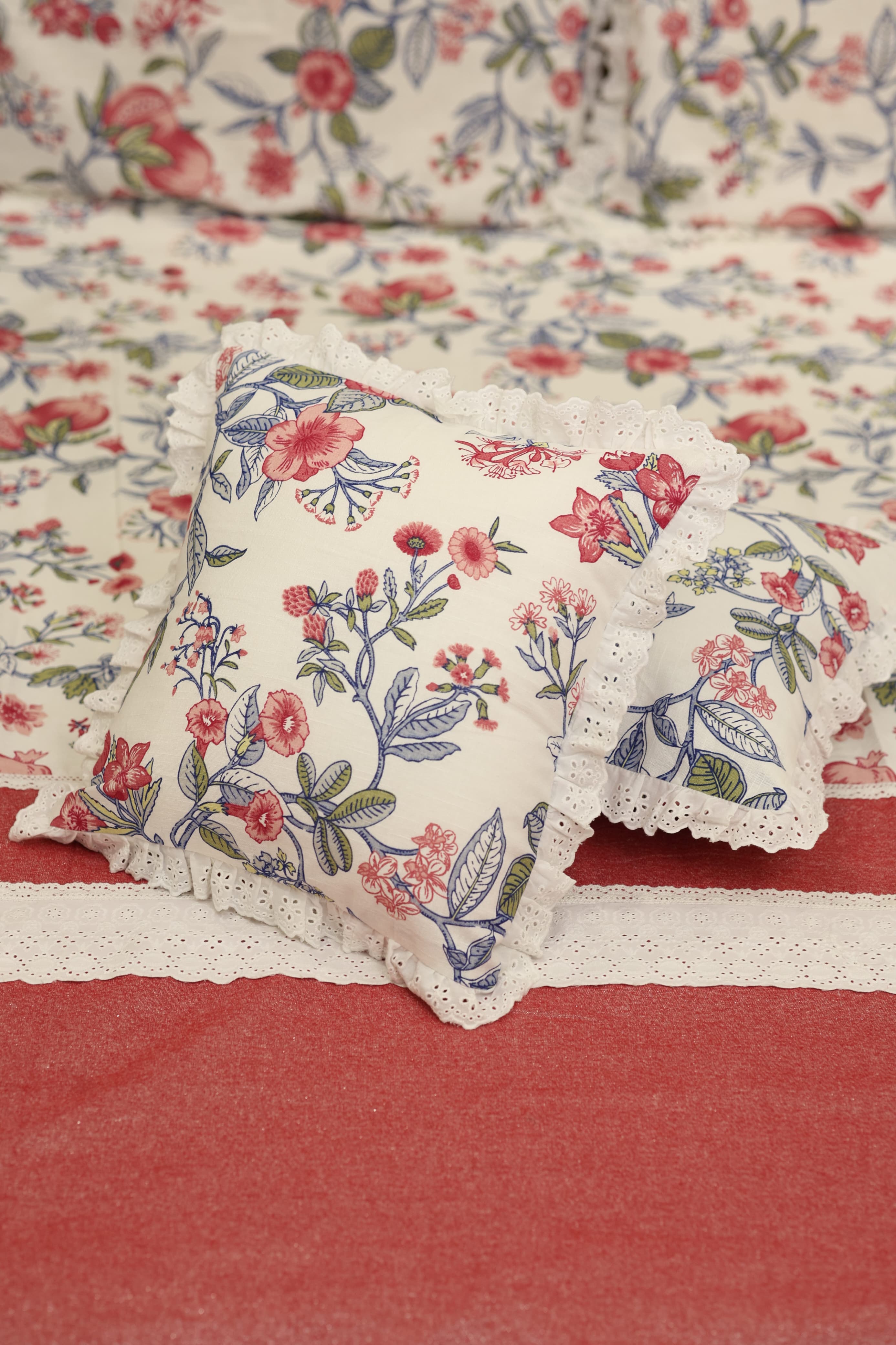 Bedsheets - Premium king floral printed lace bedsheet with cushion covers redbud