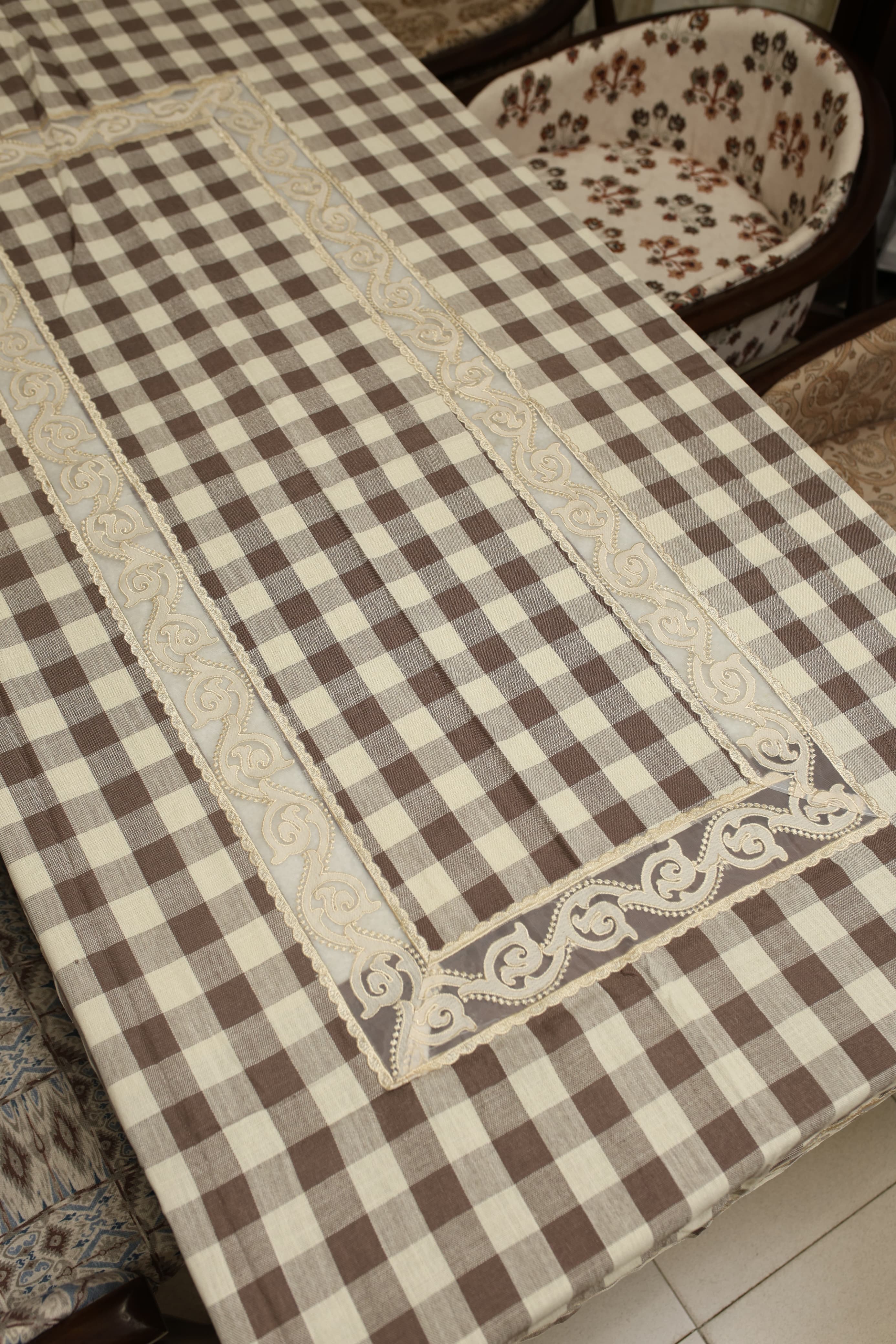 Classic Checkered 6 -Seater Tablecloth with Embroidered Lace Border