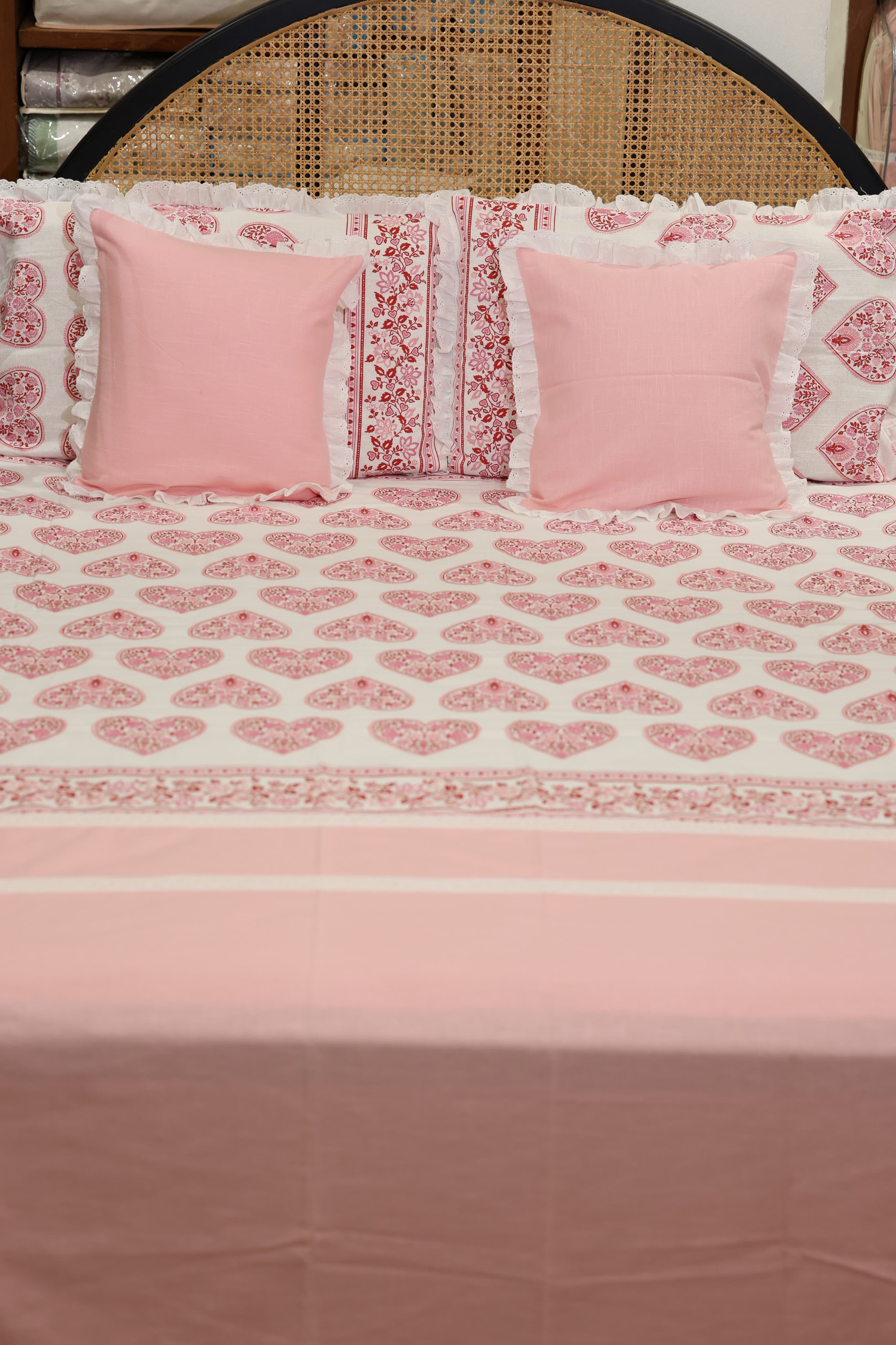 Bedsheets - Premium king floral printed lace bedsheet with cushion covers rose bud
