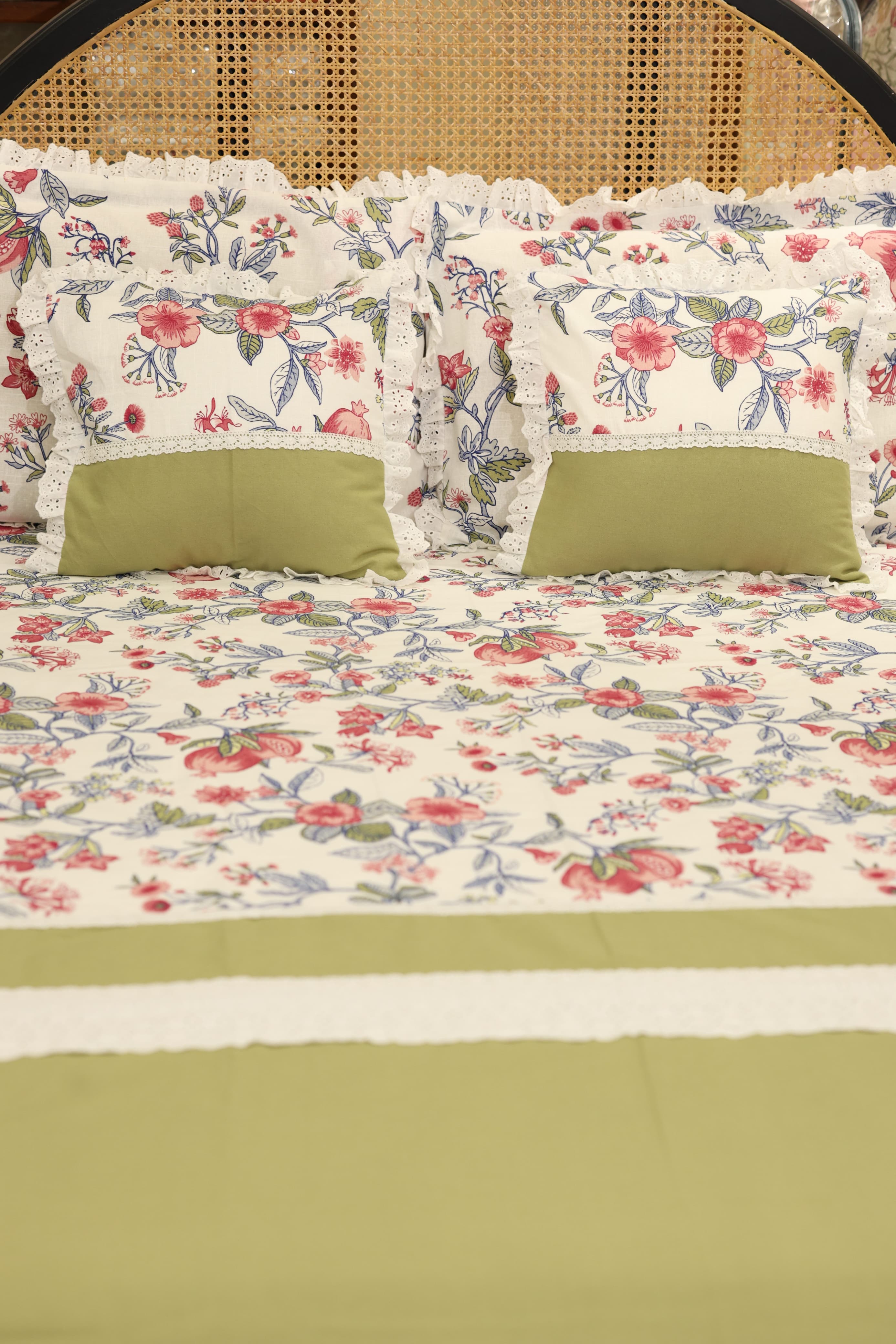 Bedsheets - Premium king floral printed lace bedsheet with cushion covers green bud