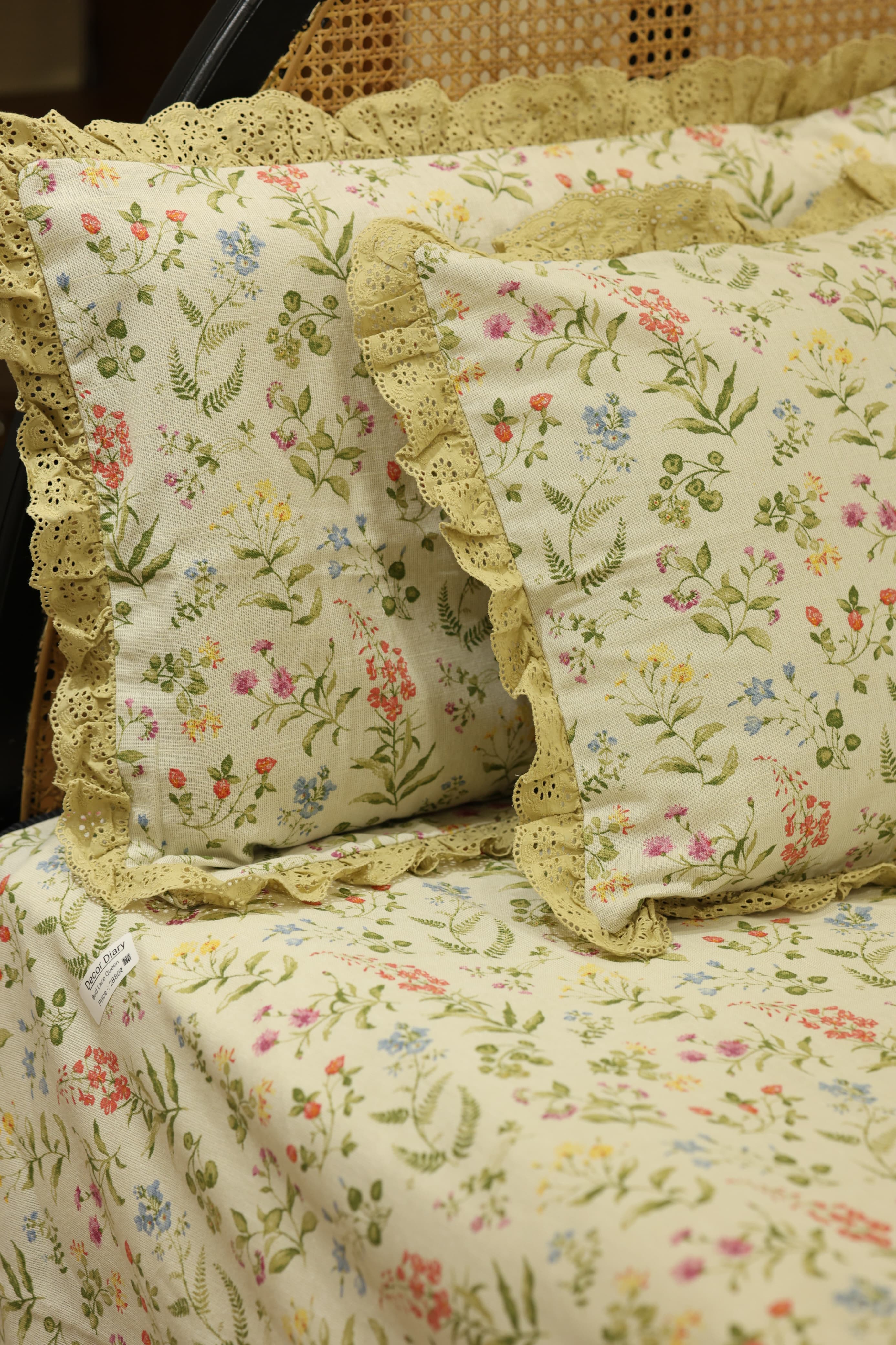 Bedsheets - Premium Queen floral printed lace bedsheet with cushion covers bud