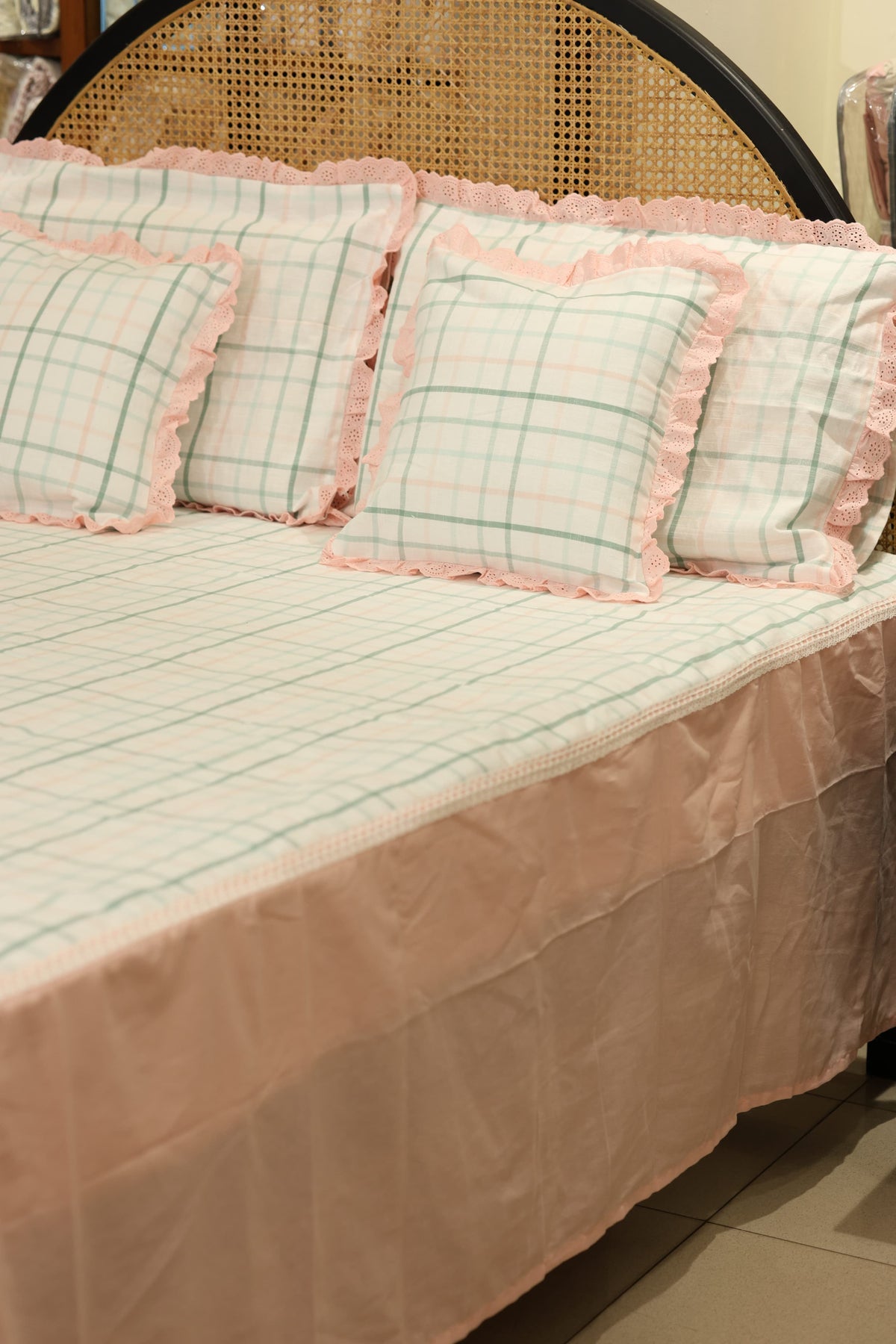 Bedsheets - Premium king floral printed lace bedsheet with cushion covers bud