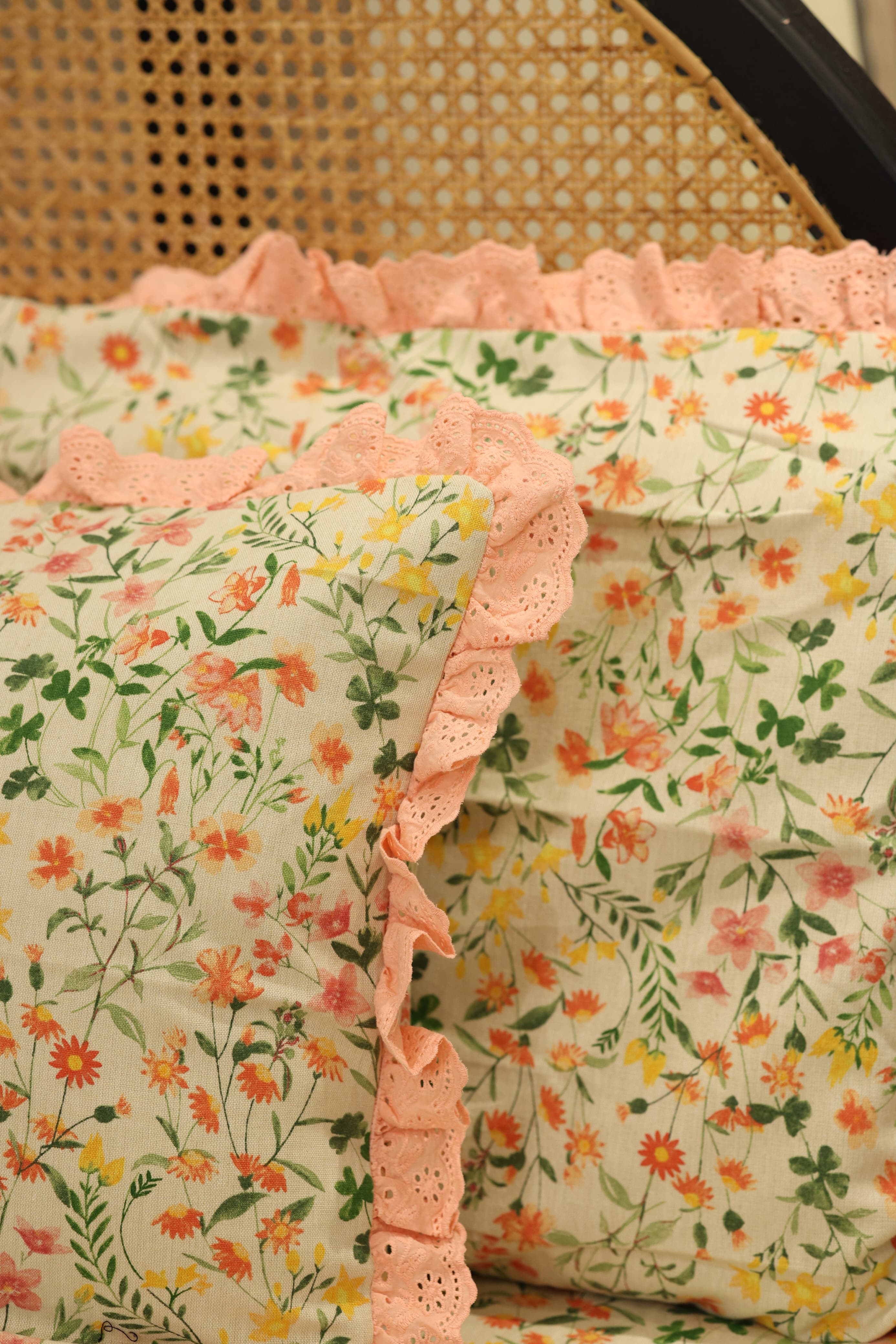 Bedsheets - Premium Queen floral printed lace bedsheet with cushion covers bud