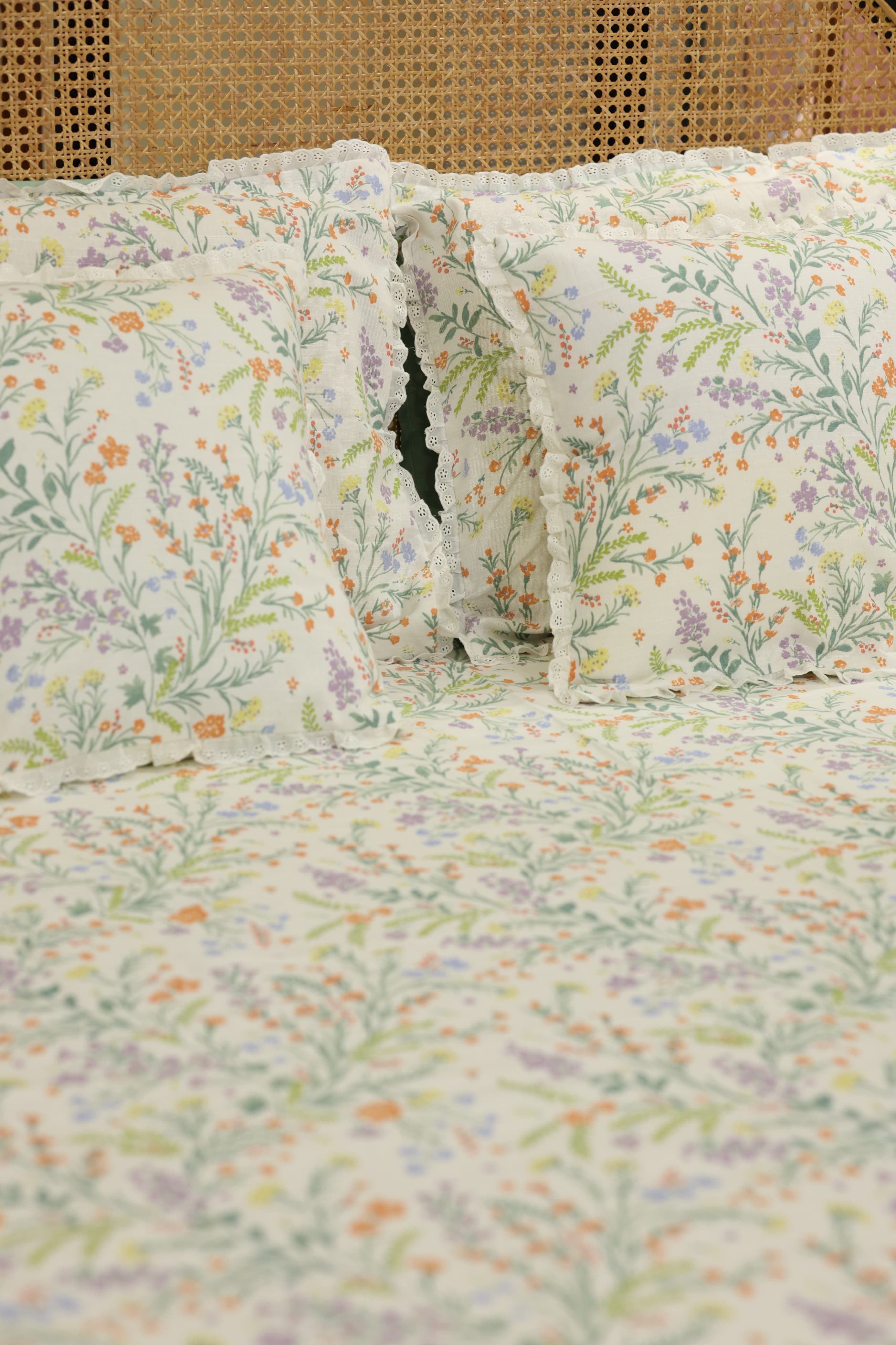 Bedsheets - Premium Queen floral printed lace bedsheet with cushion covers bud