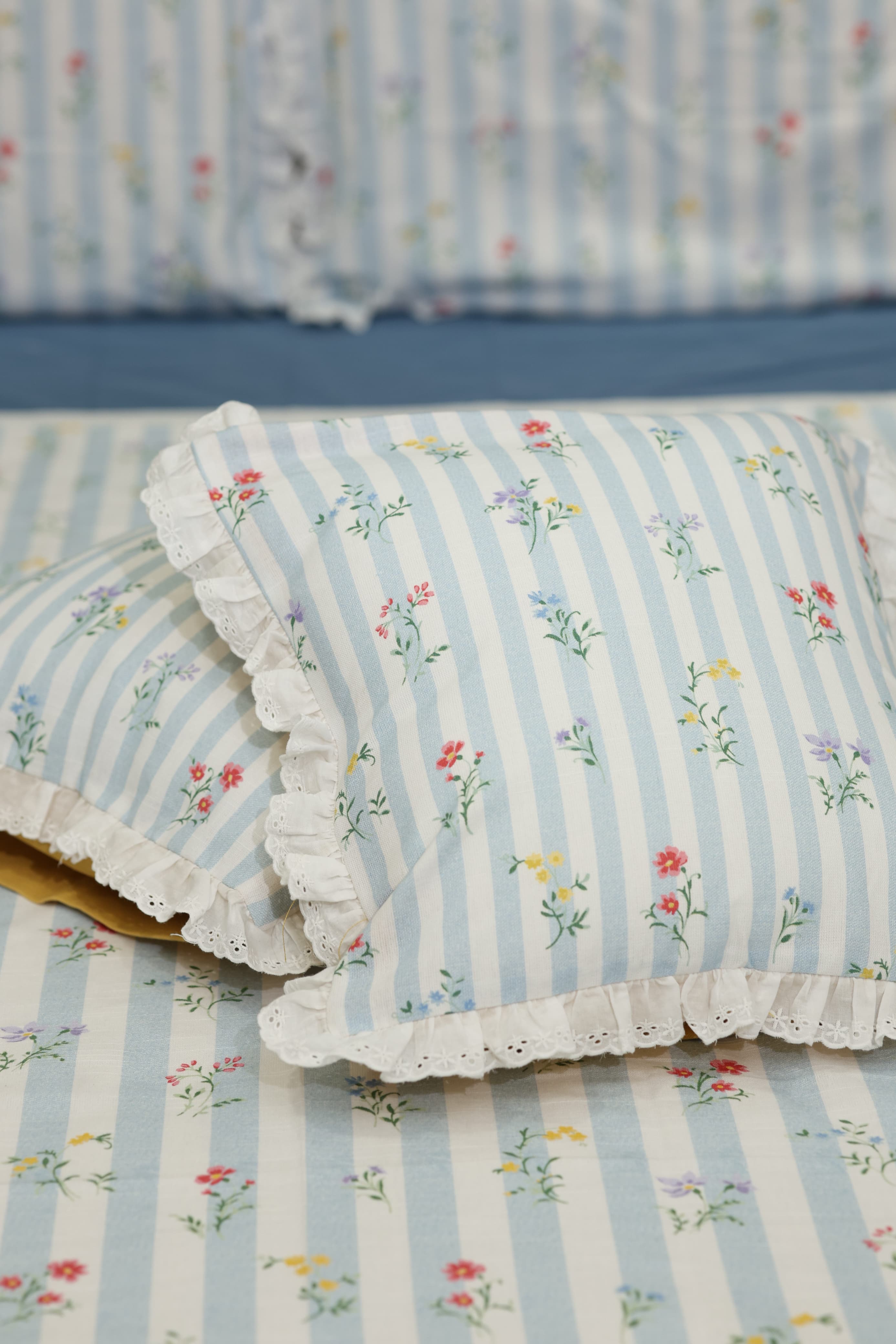 Bedsheets - Premium king floral printed lace bedsheet with cushion covers Blue bud