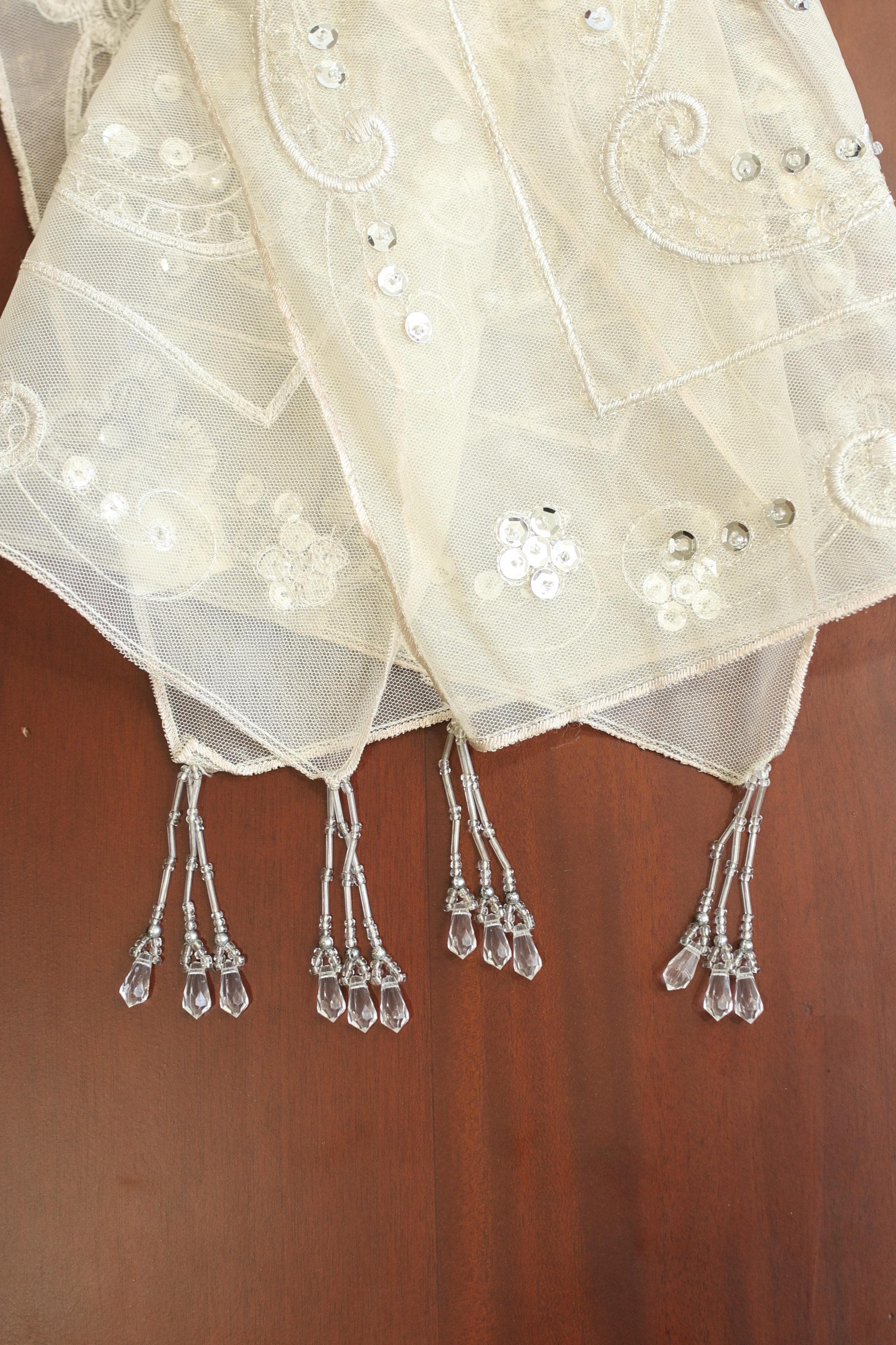 Teapoy Runner - Silky runner / table centre