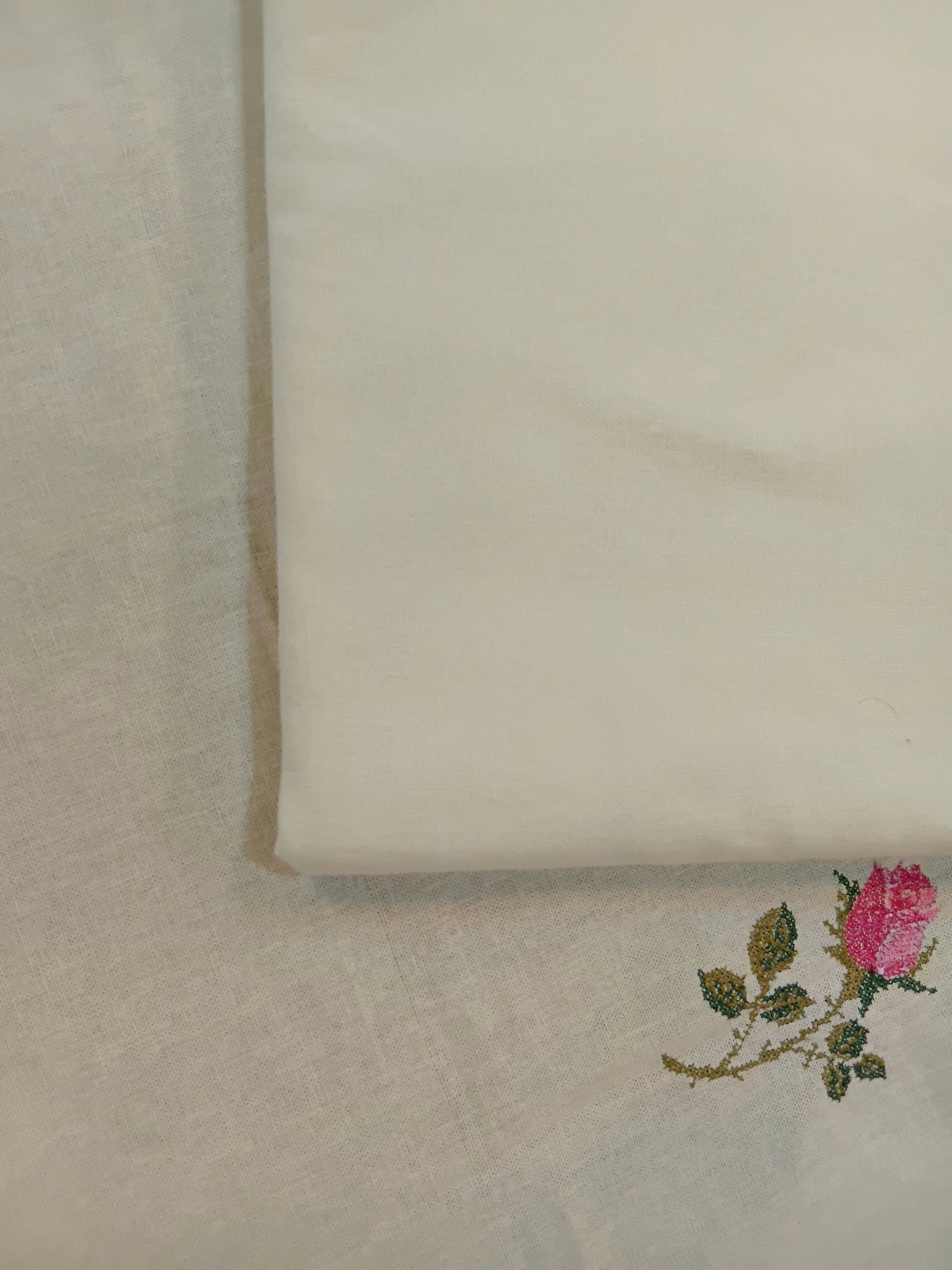 Table cloth - 6 𝘀𝗲𝗮𝘁𝗲𝗿 cross stitch embroidery