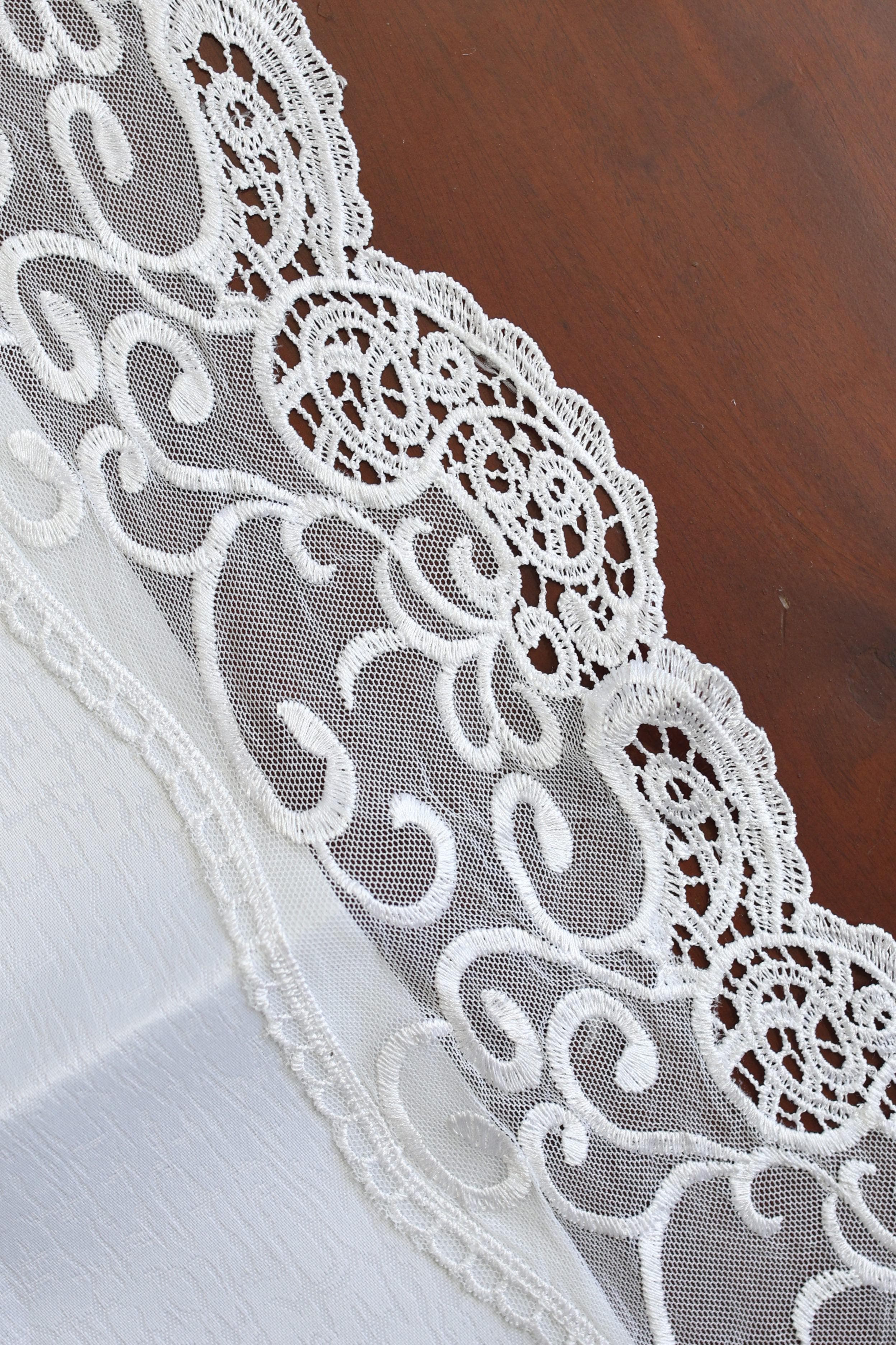 Teapoy Runner - Silky runner / table centre