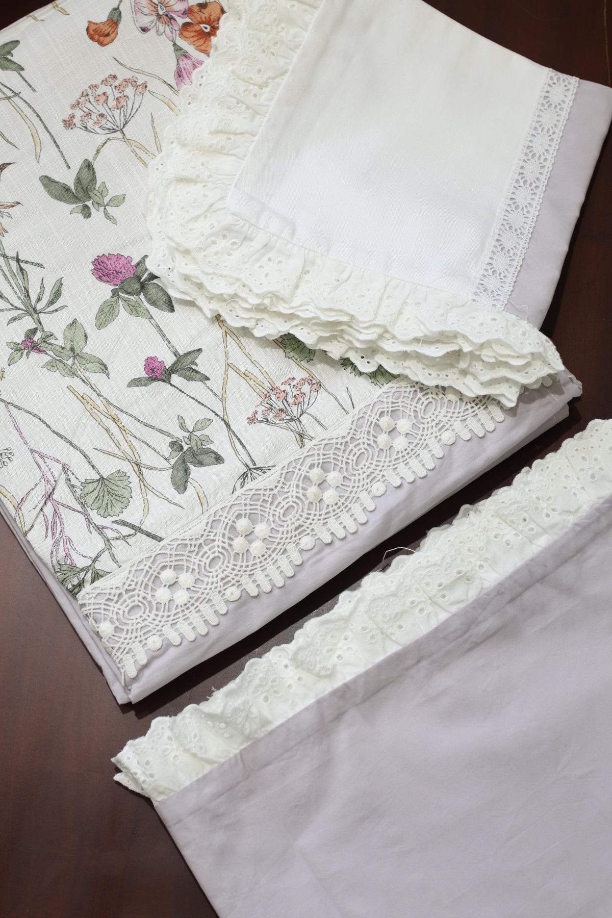 Bedsheets - Premium king floral printed lace bedsheet with cushion covers