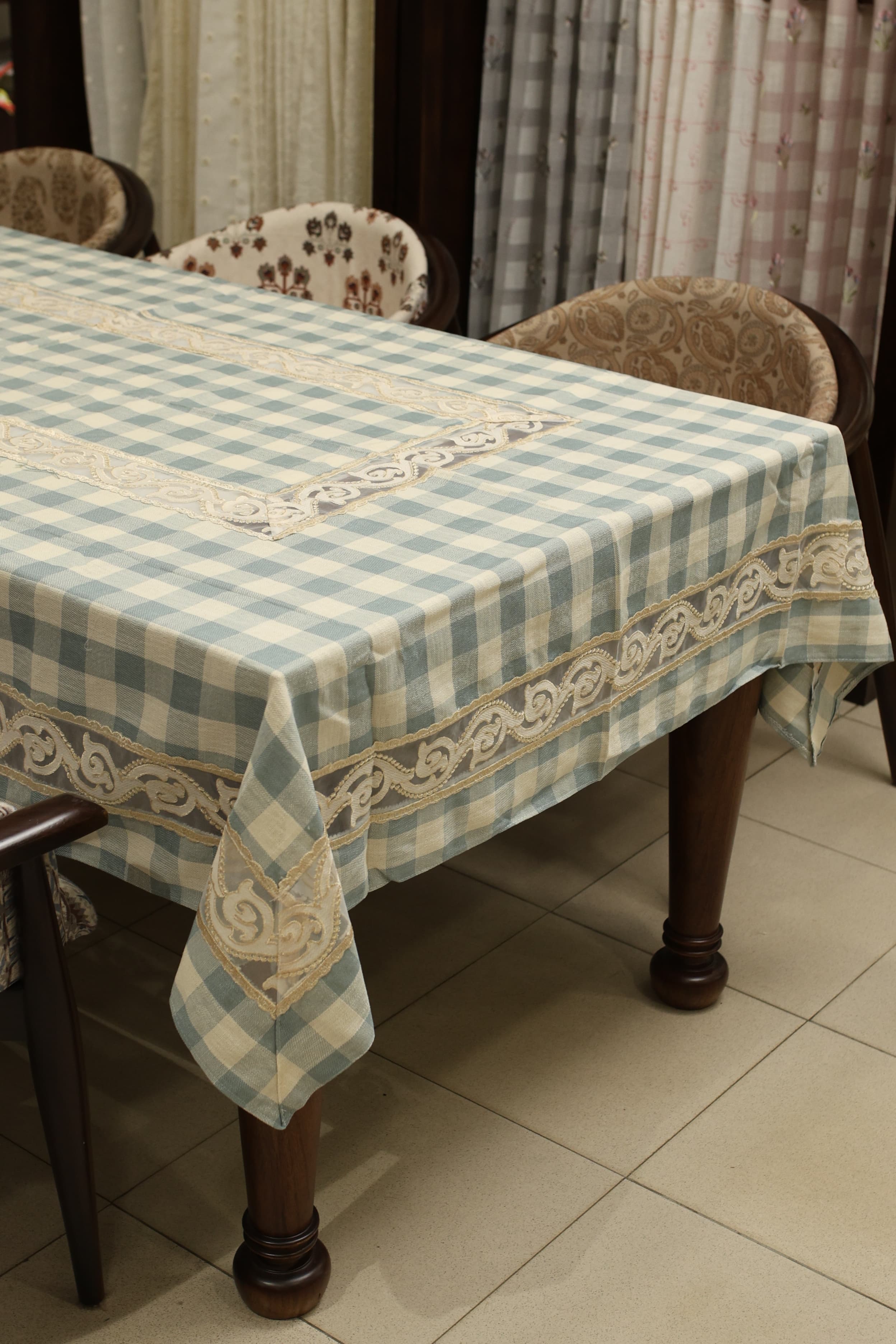 Classic Checkered 6 -Seater Tablecloth with Embroidered Lace Border