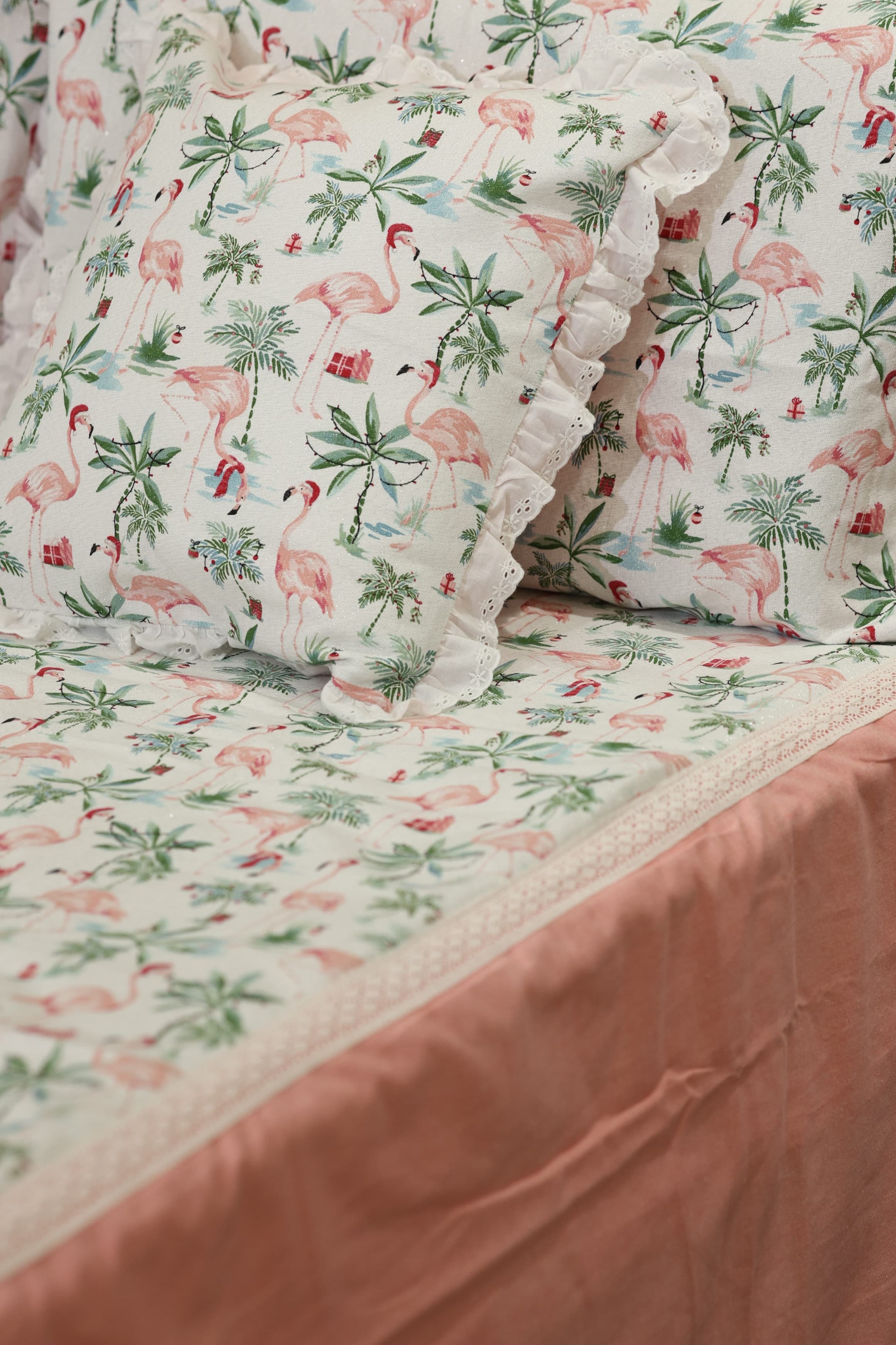Bedsheets - Premium king floral printed lace bedsheet with cushion covers pink bud