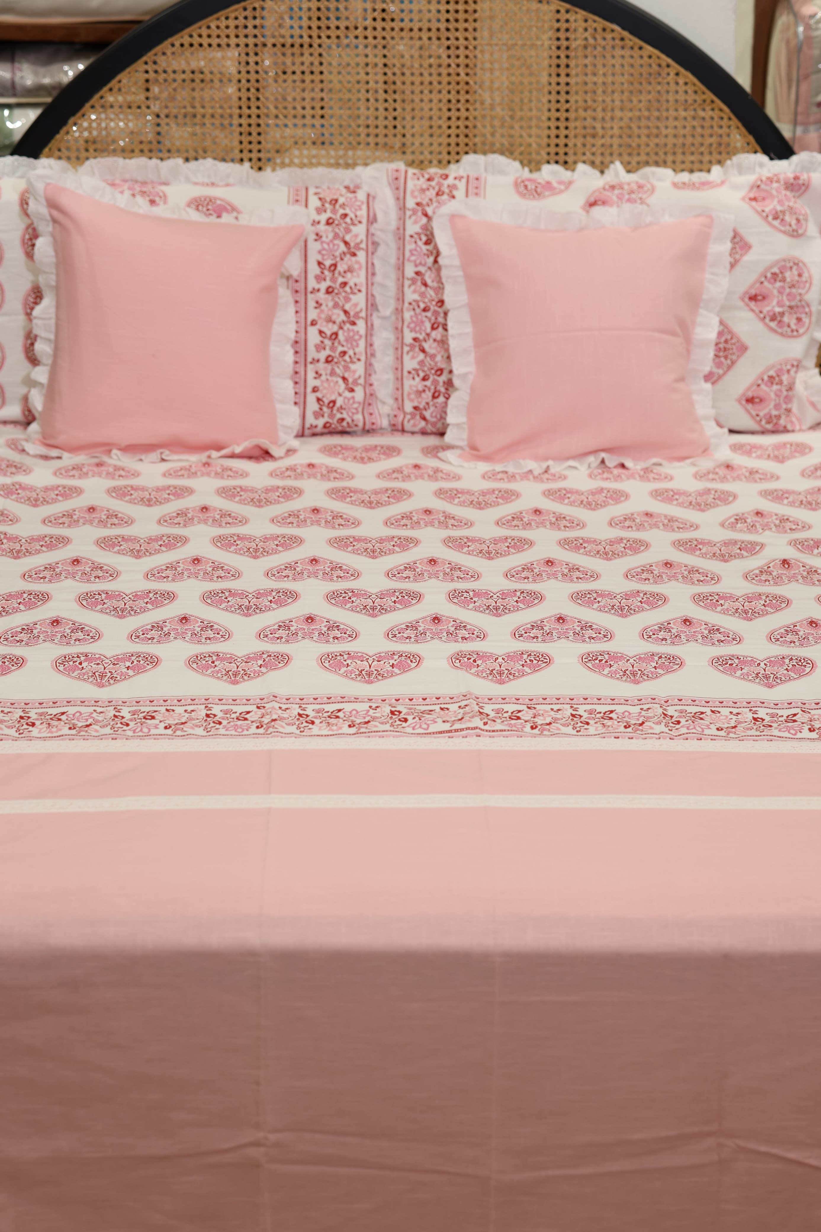 Bedsheets - Premium king floral printed lace bedsheet with cushion covers rose bud