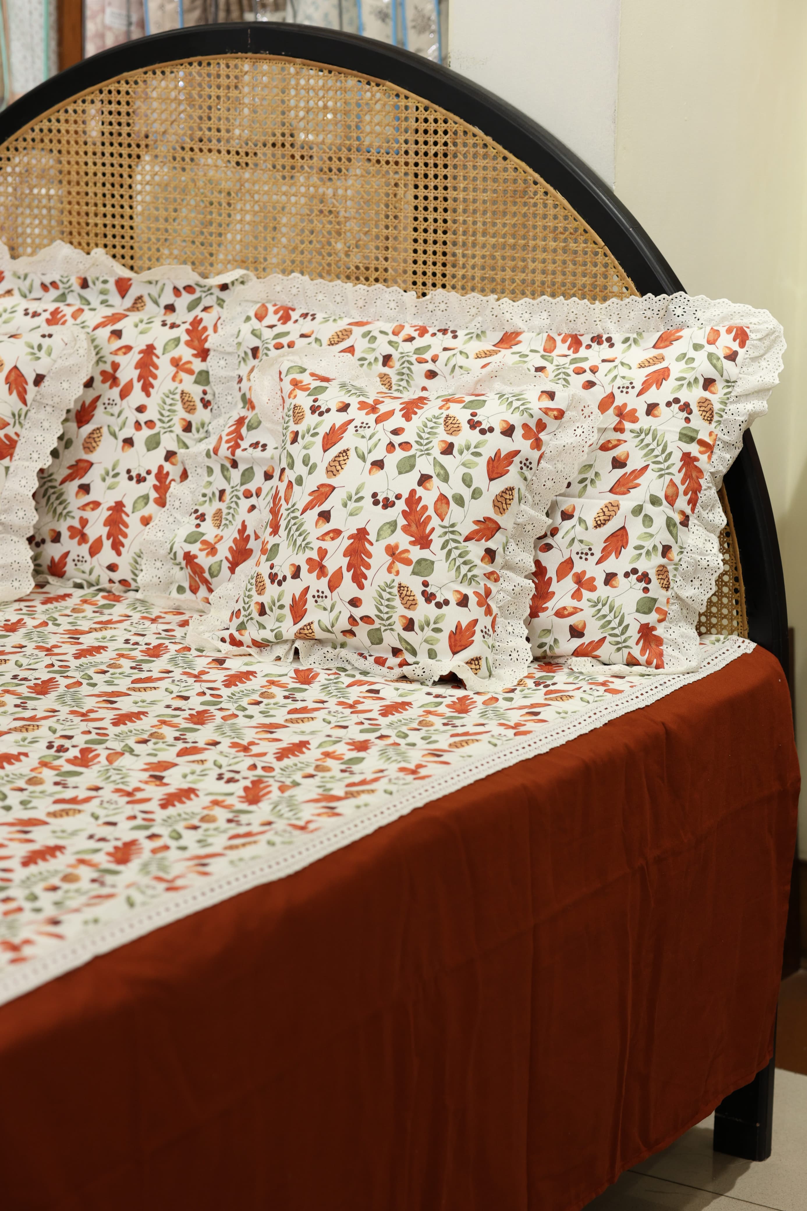 Bedsheets - Premium king floral printed lace bedsheet with cushion covers rose bud