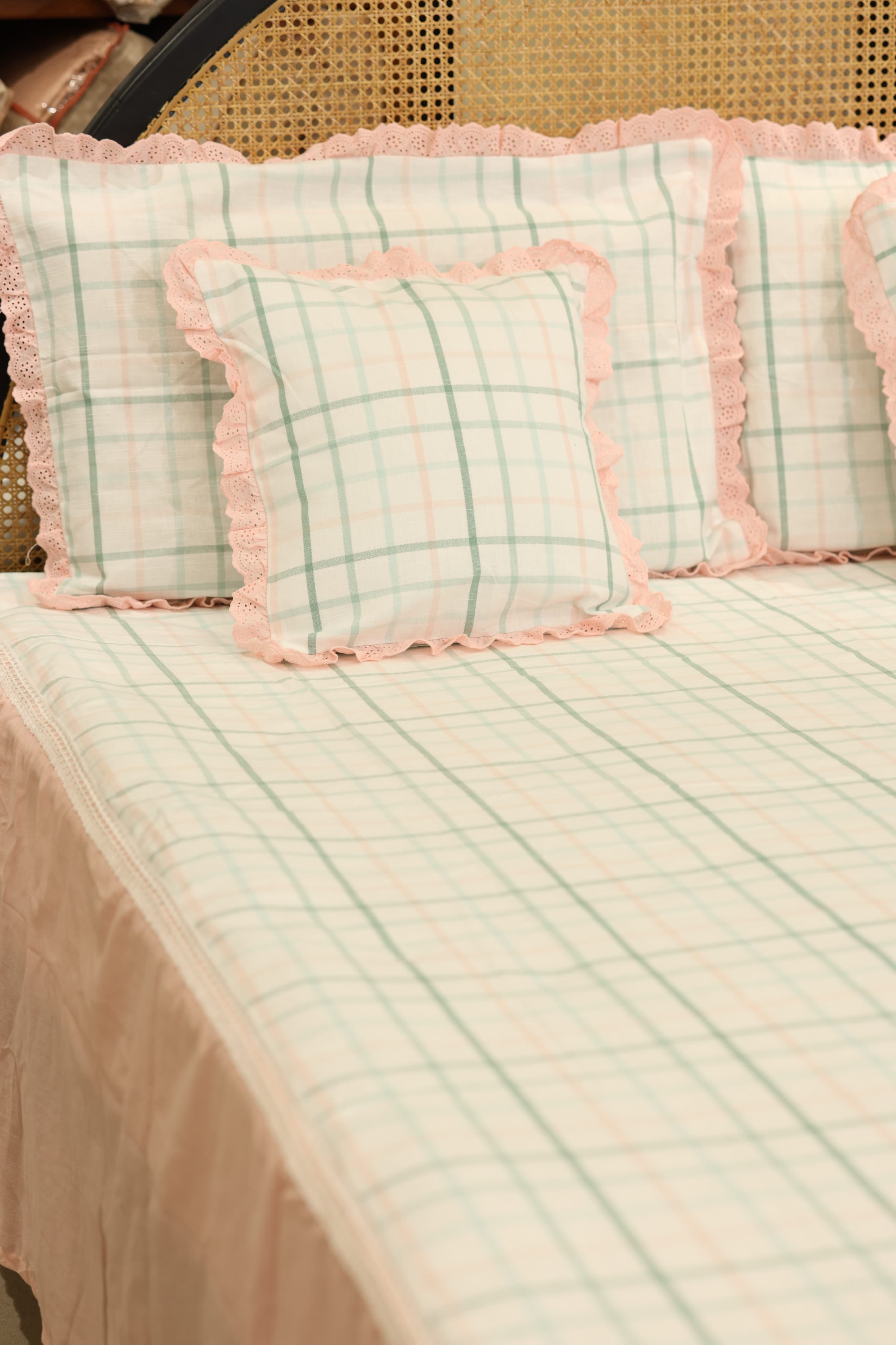 Bedsheets - Premium king floral printed lace bedsheet with cushion covers bud