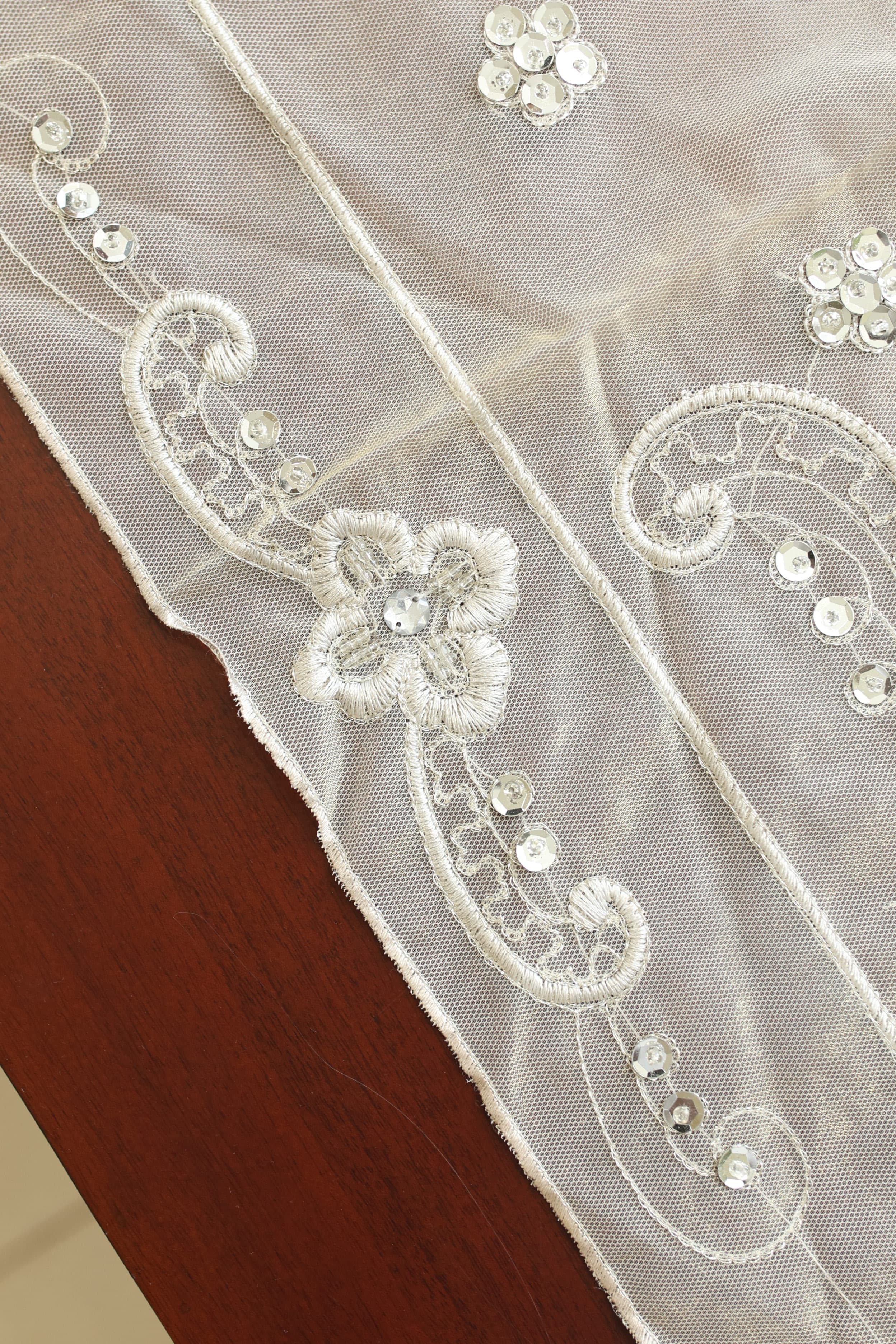 Teapoy Runner - Silky runner / table centre