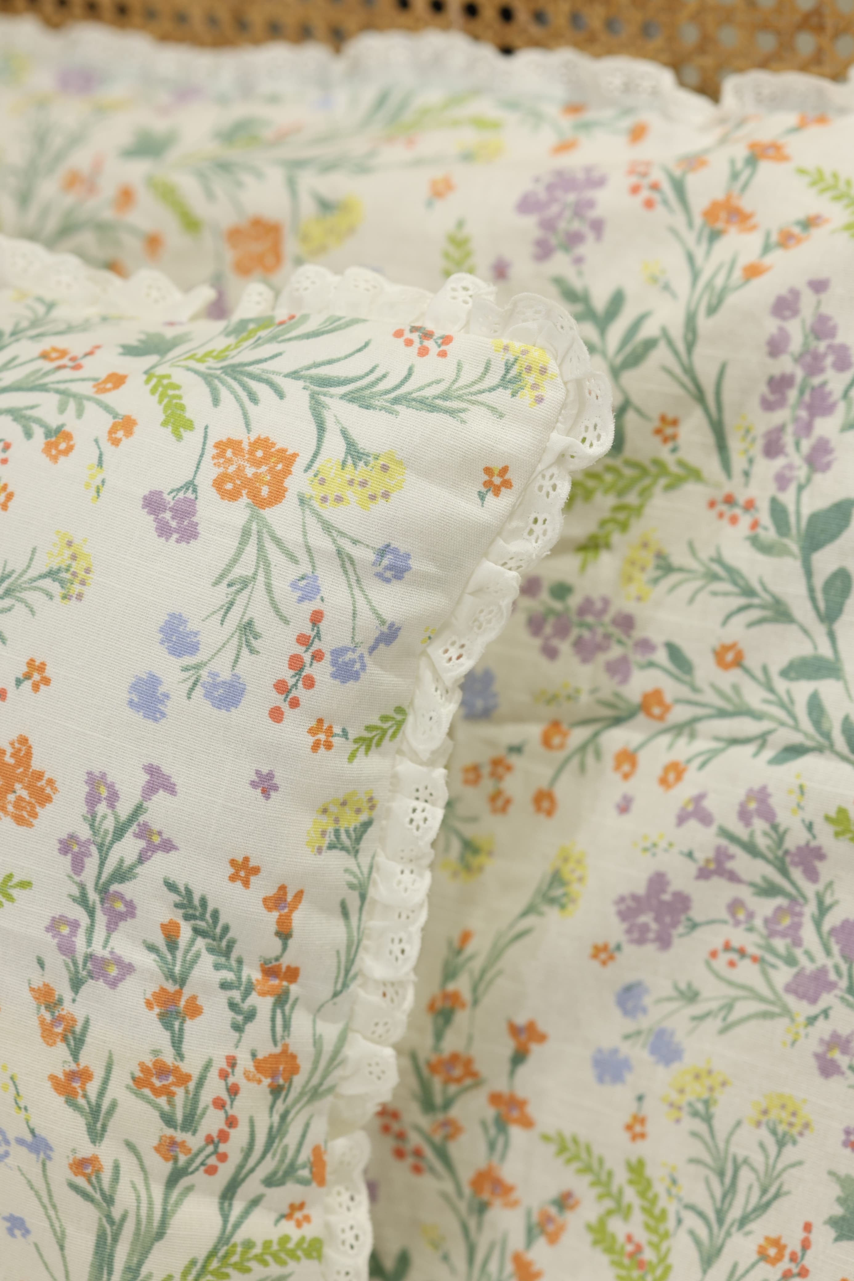 Bedsheets - Premium Queen floral printed lace bedsheet with cushion covers bud