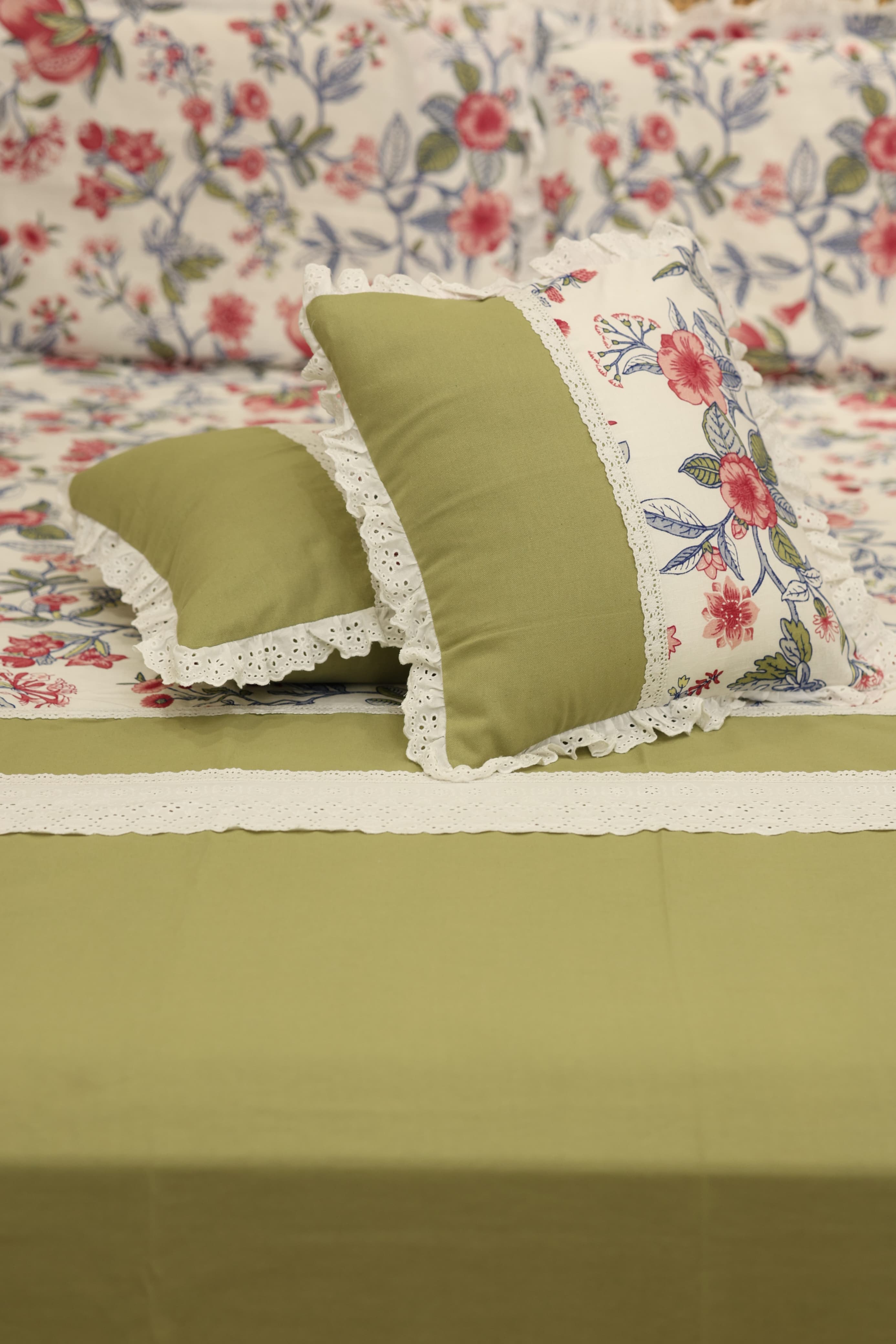 Bedsheets - Premium king floral printed lace bedsheet with cushion covers green bud