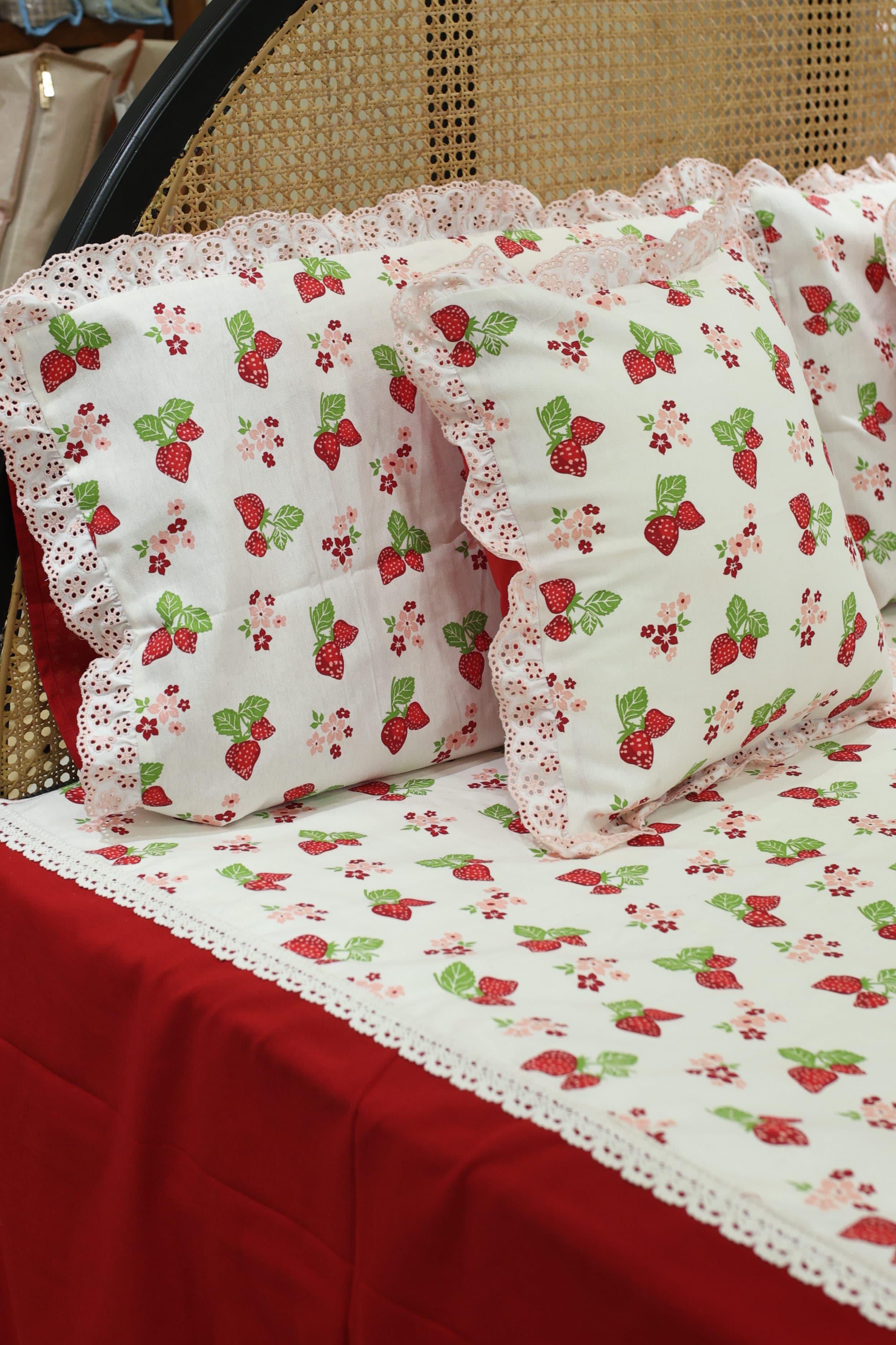 Bedsheets - Premium king floral printed lace bedsheet with cushion covers straberry bud