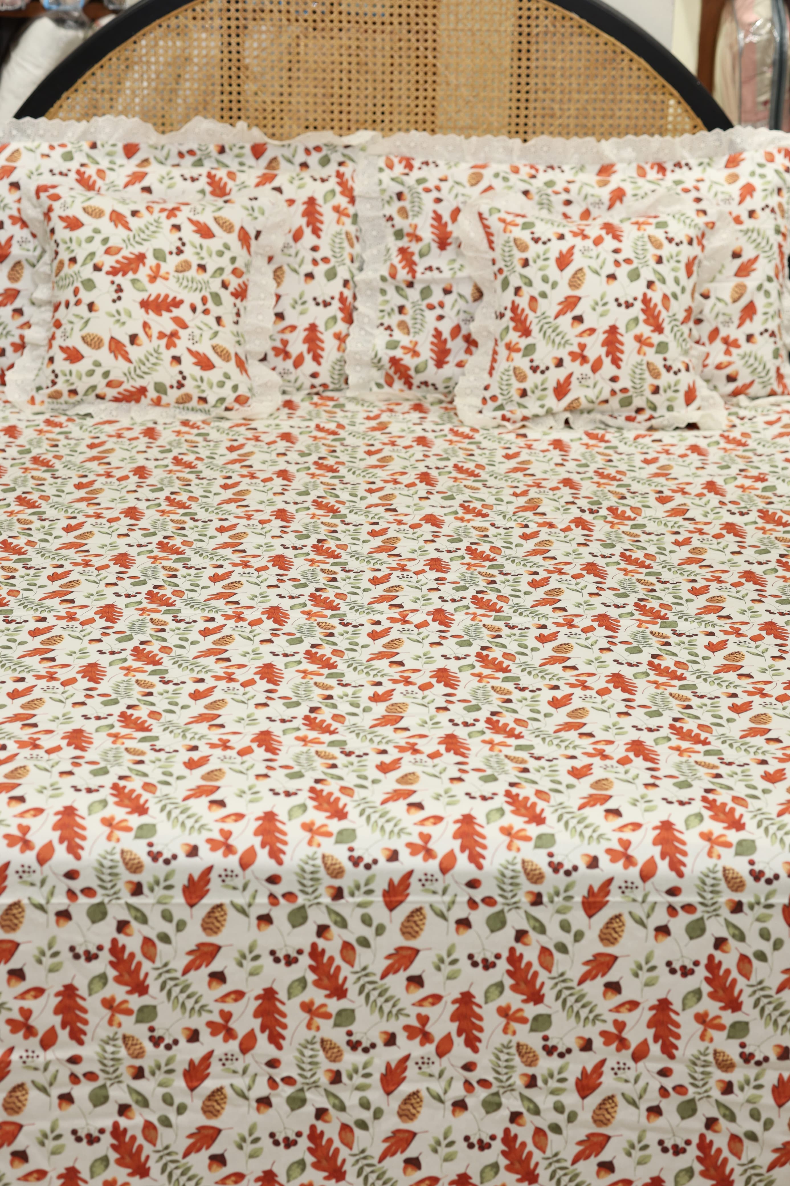 Bedsheets - Premium king floral printed lace bedsheet with cushion covers rose bud