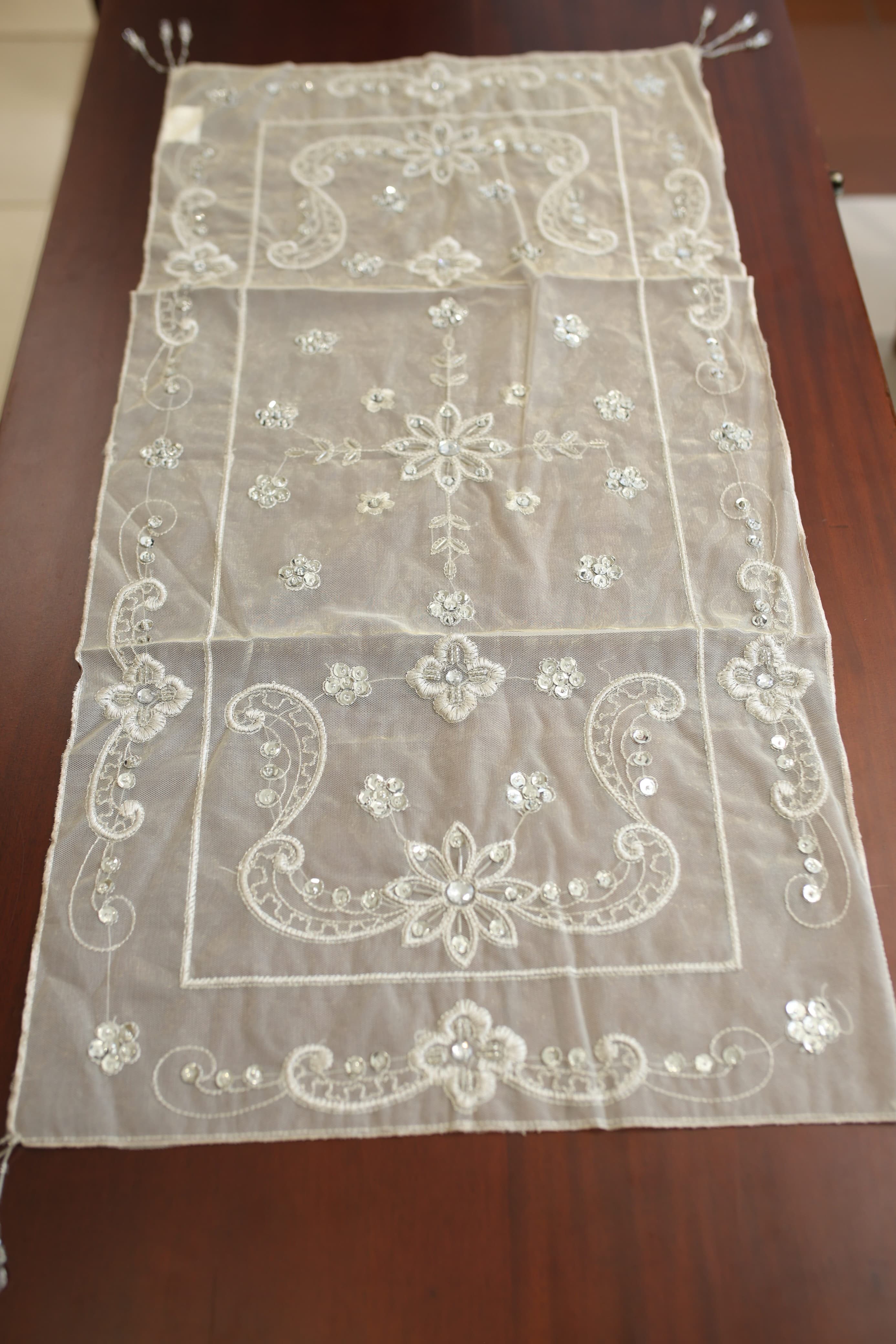 Teapoy Runner - Silky runner / table centre