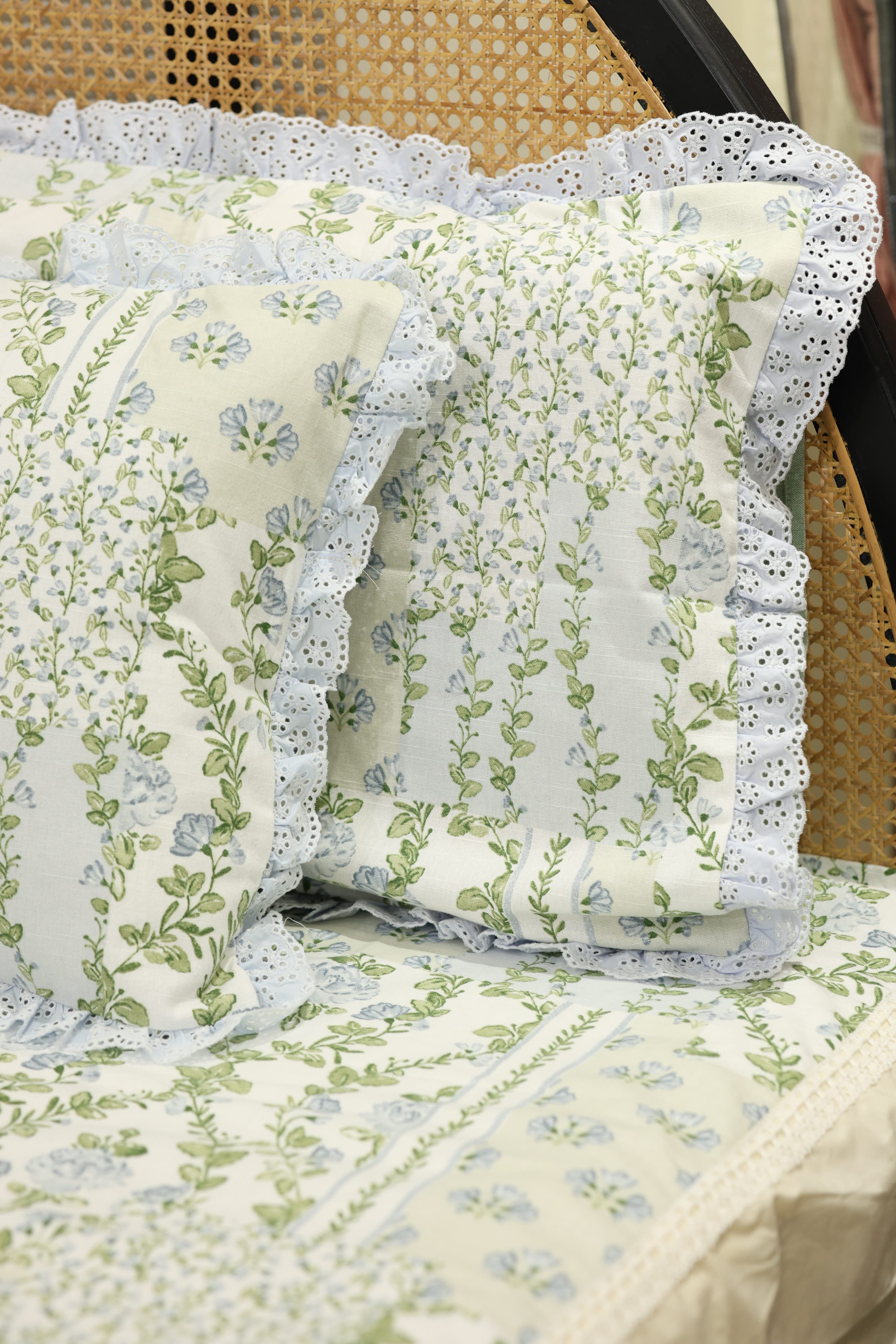 Bedsheets - Premium Queen floral printed lace bedsheet with cushion covers bud