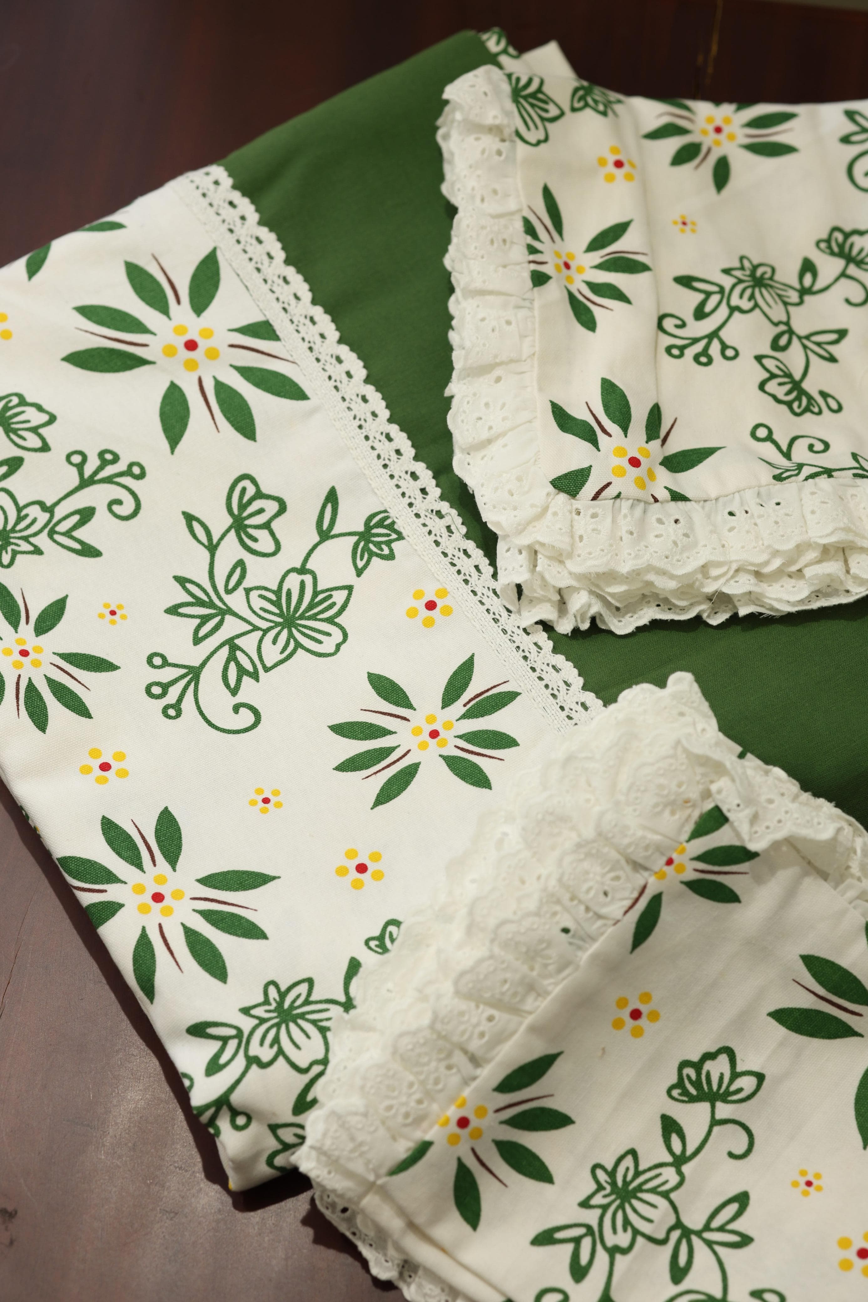 Bedsheets - Premium king printed lace bedsheet with cushion covers Bottle green bud