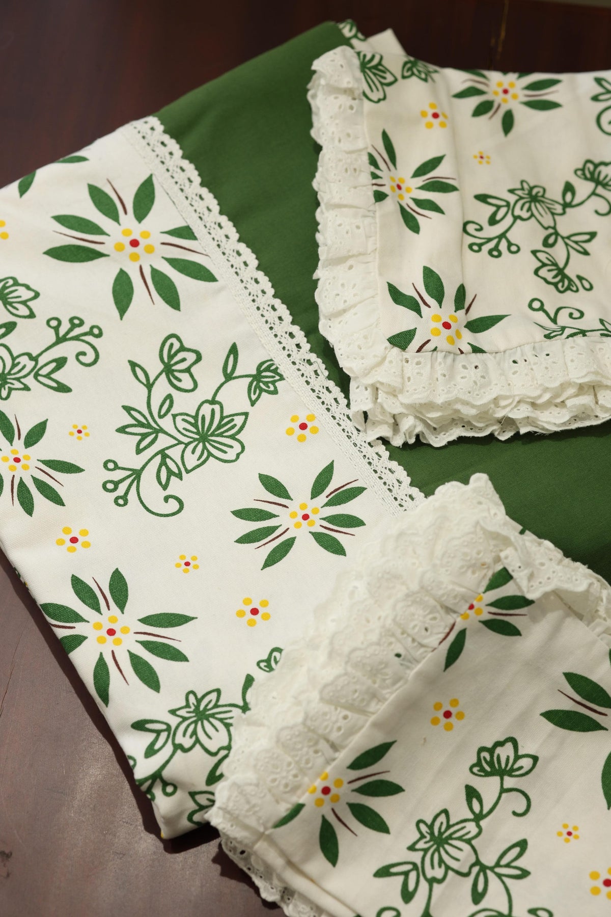 Bedsheets - Premium king printed lace bedsheet with cushion covers Bottle green bud