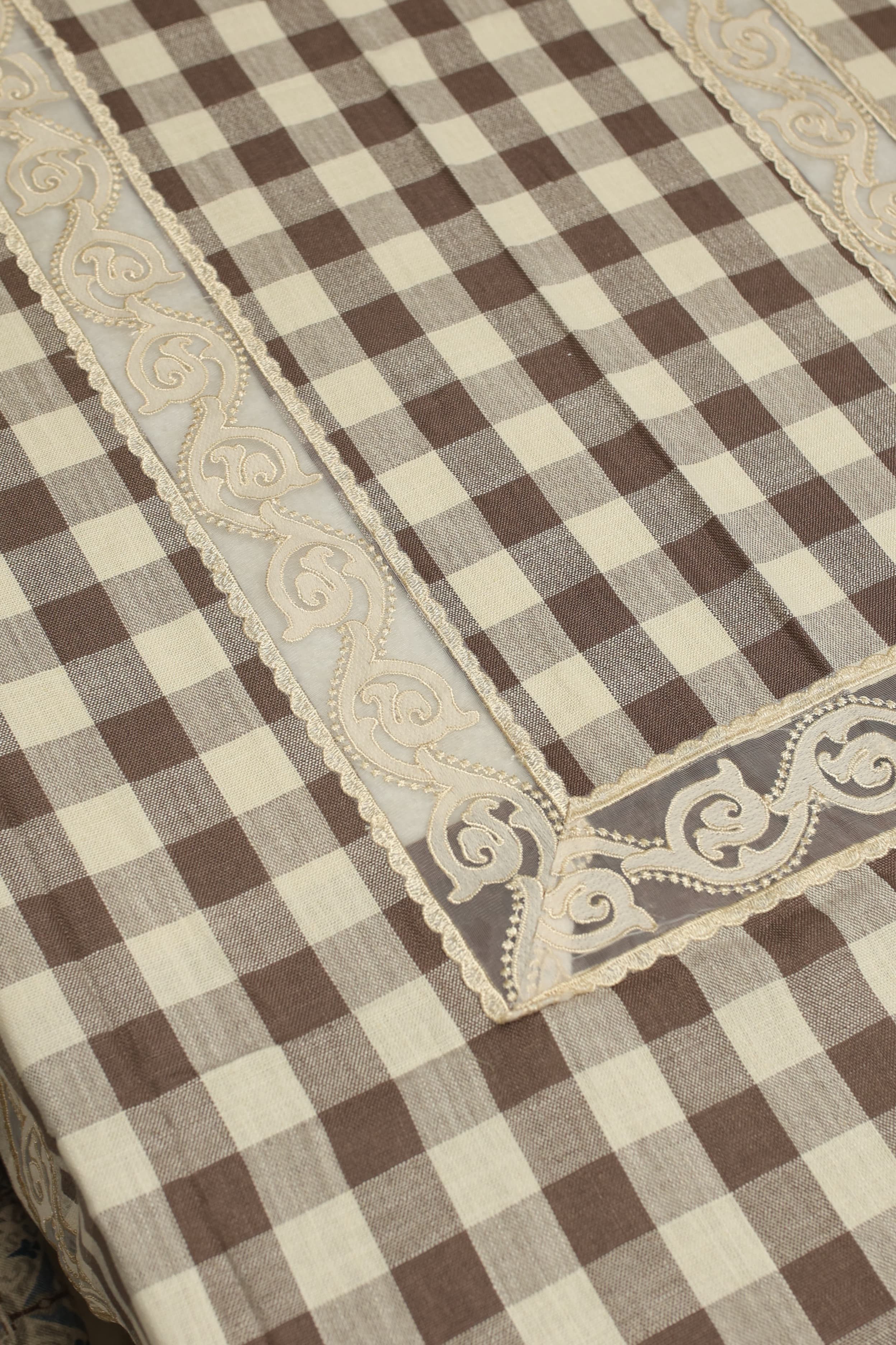 Classic Checkered 6 -Seater Tablecloth with Embroidered Lace Border